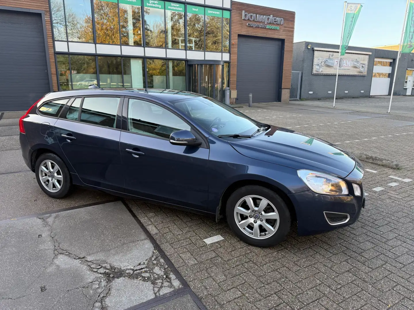 Volvo V60 1.6 T3 Kinetic Blauw - 2