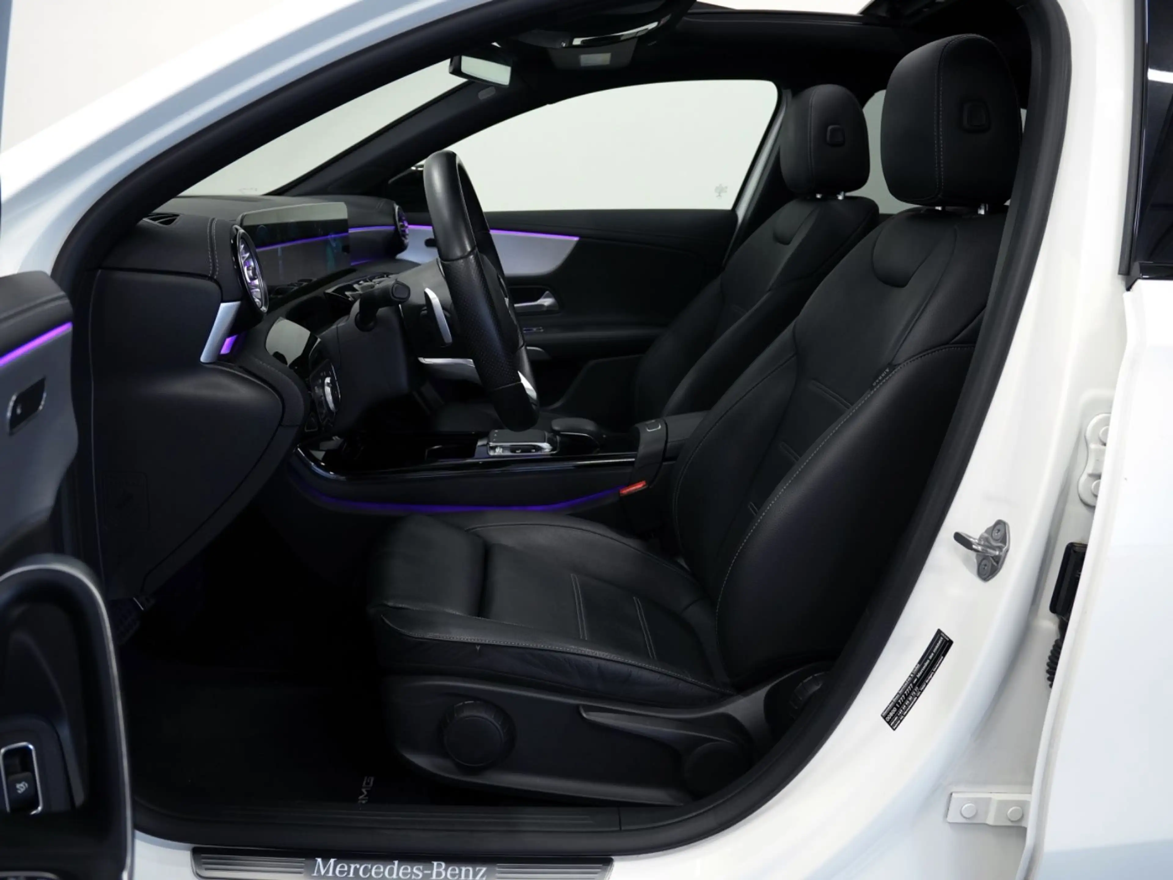 Mercedes-Benz A 250 AMG-LINE NIGHT-PAKET PANO/AMBIENTE/CARPLAY — photo 13