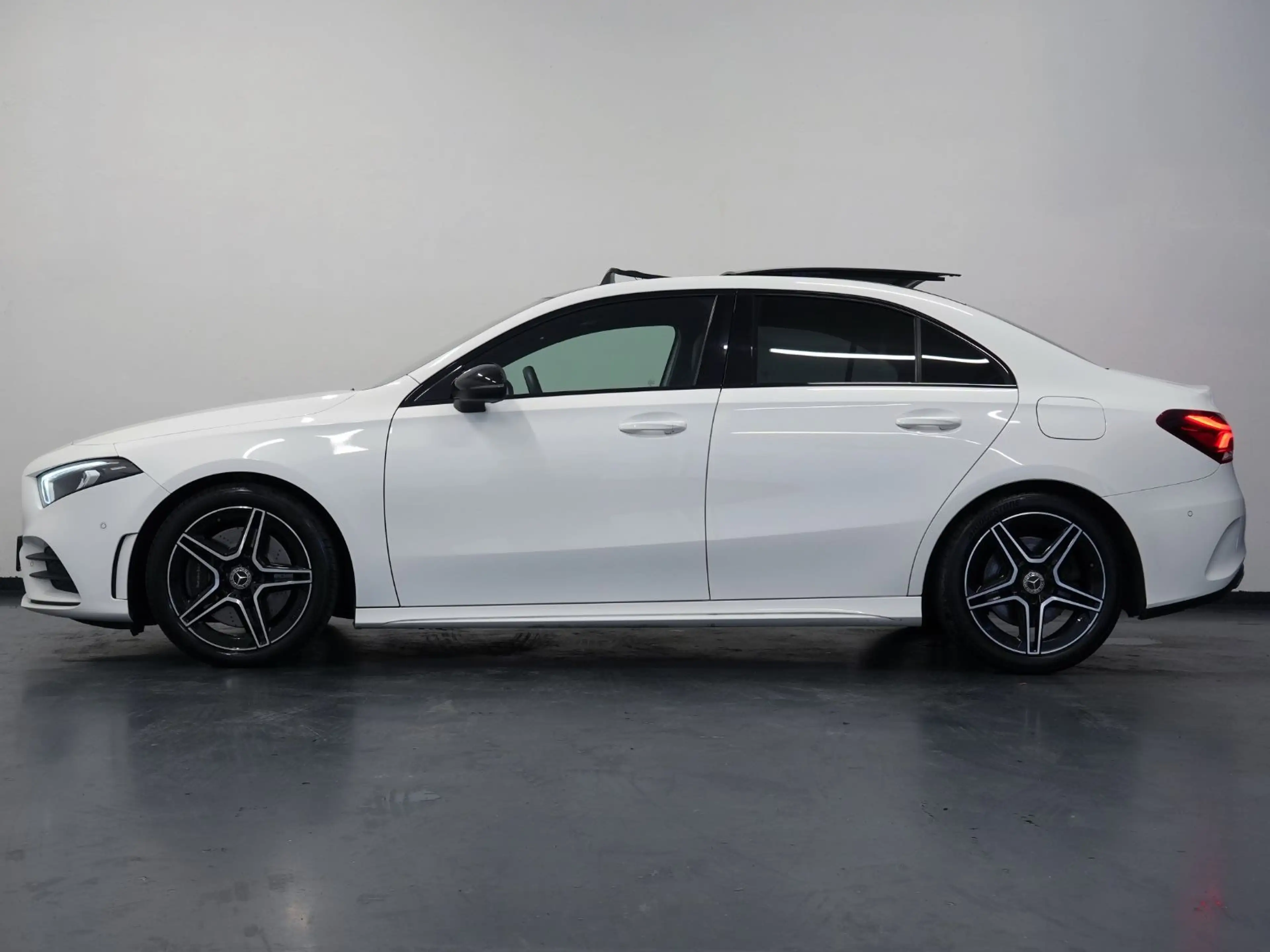 Mercedes-Benz A 250 AMG-LINE NIGHT-PAKET PANO/AMBIENTE/CARPLAY — photo 11