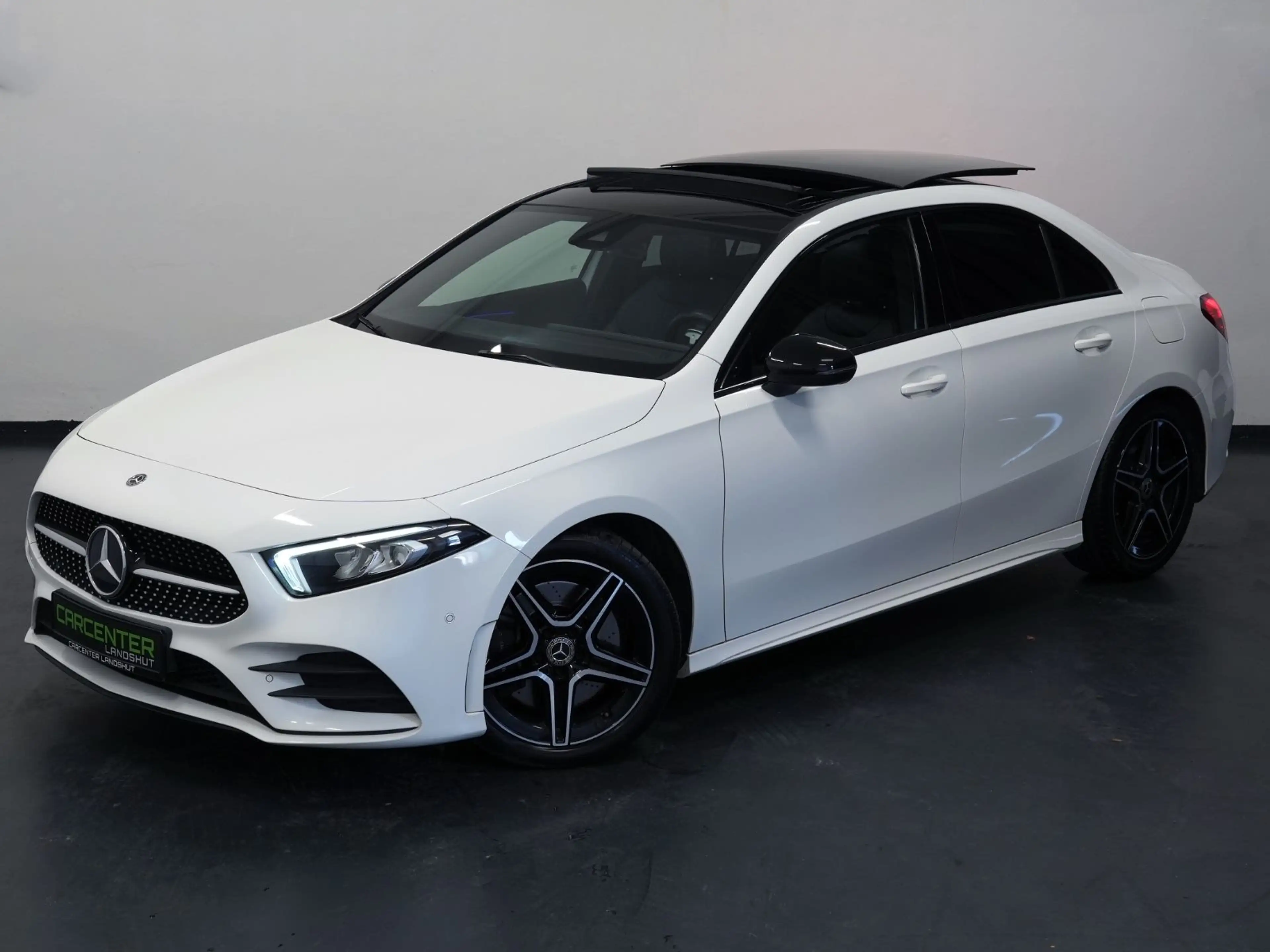Mercedes-Benz A 250 AMG-LINE NIGHT-PAKET PANO/AMBIENTE/CARPLAY — photo 2