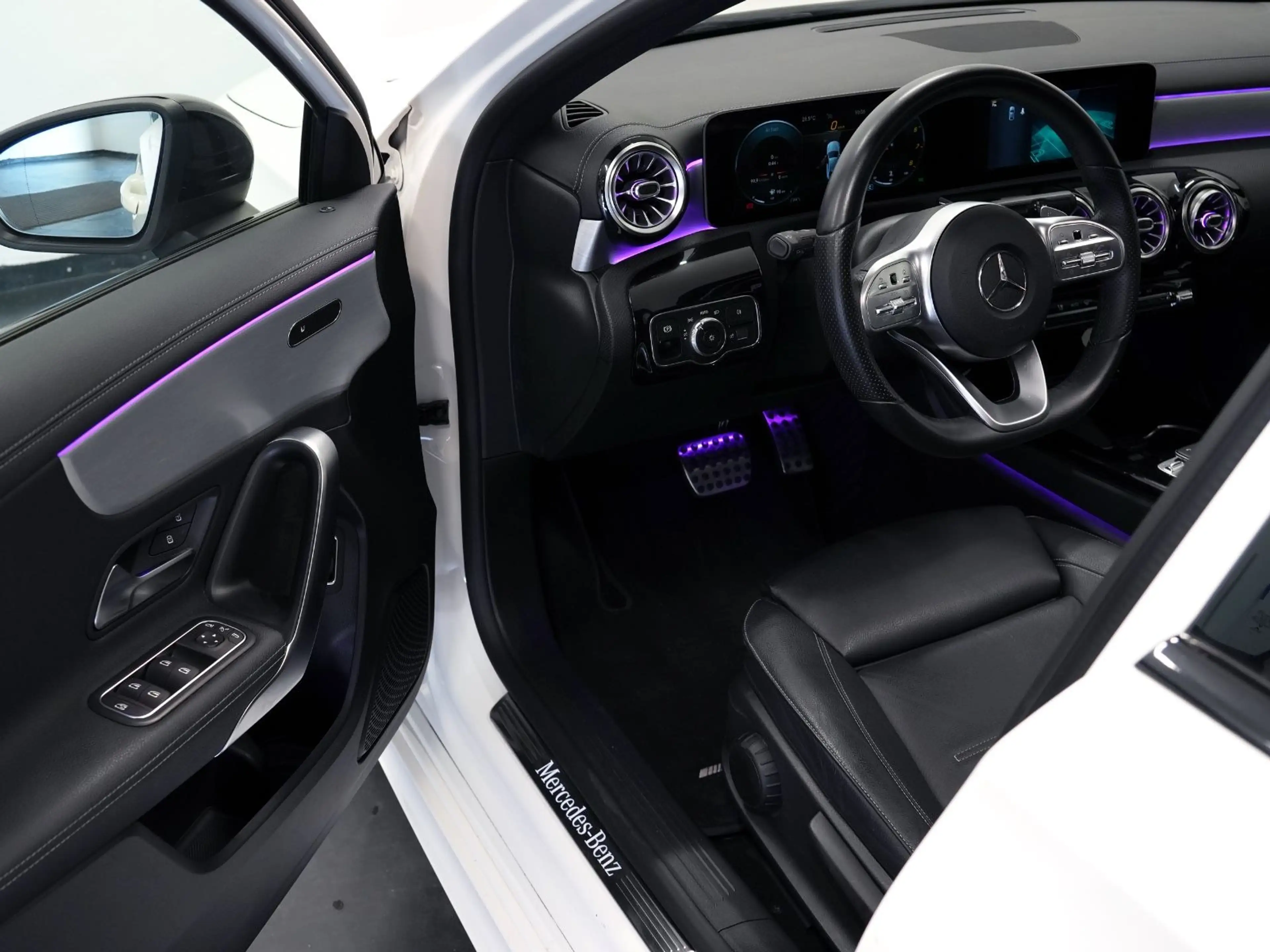 Mercedes-Benz A 250 AMG-LINE NIGHT-PAKET PANO/AMBIENTE/CARPLAY — photo 14
