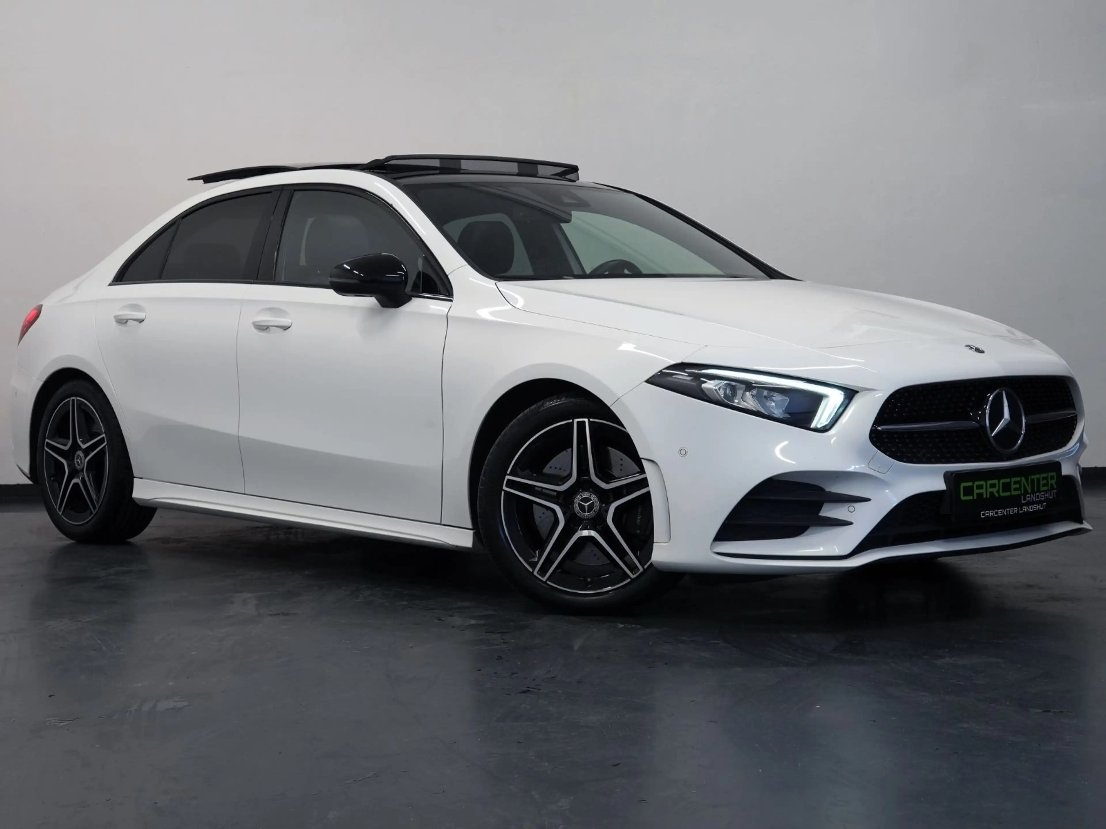 Mercedes-Benz A 250 AMG-LINE NIGHT-PAKET PANO/AMBIENTE/CARPLAY — photo 8