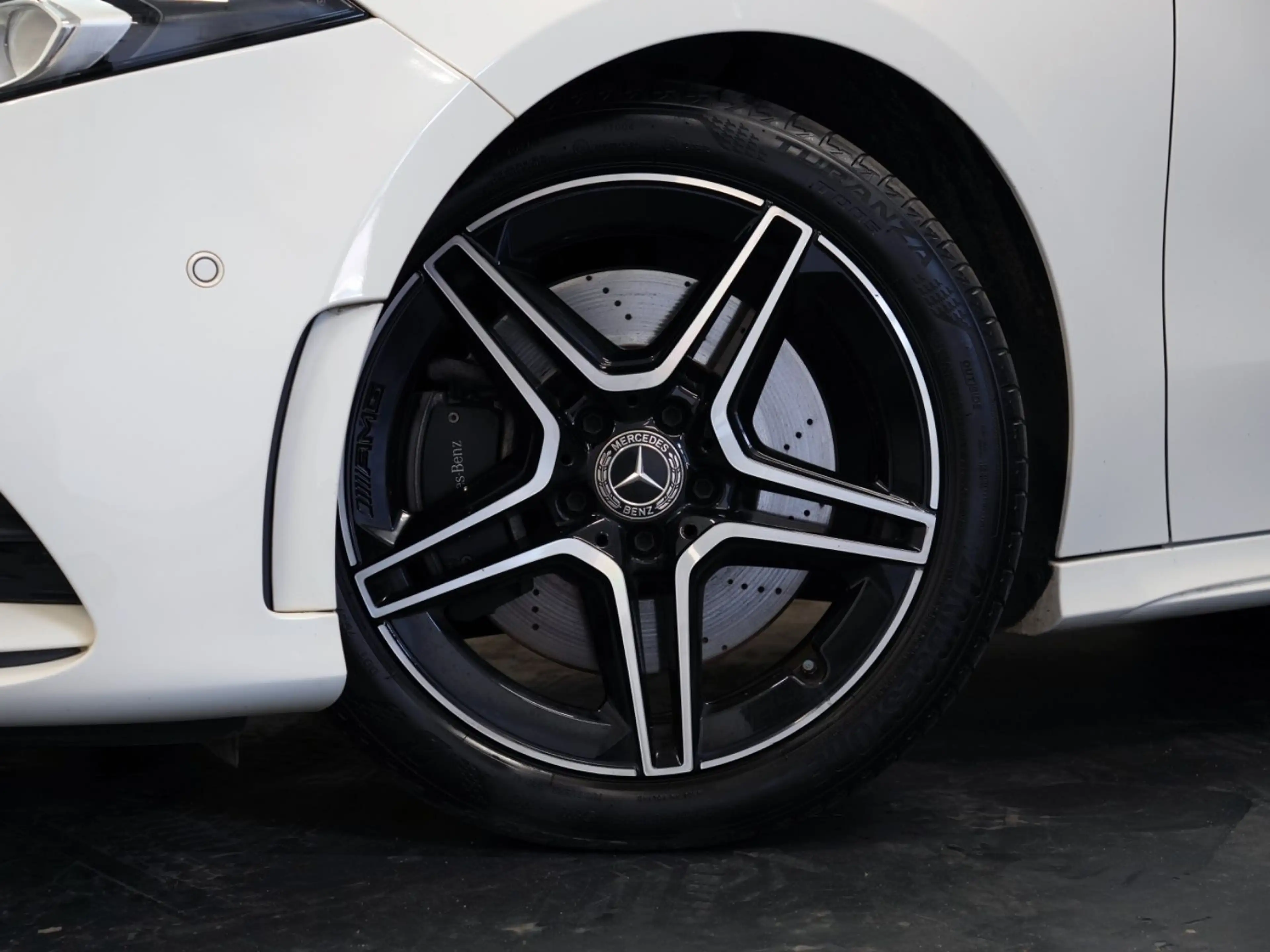 Mercedes-Benz A 250 AMG-LINE NIGHT-PAKET PANO/AMBIENTE/CARPLAY — photo 4