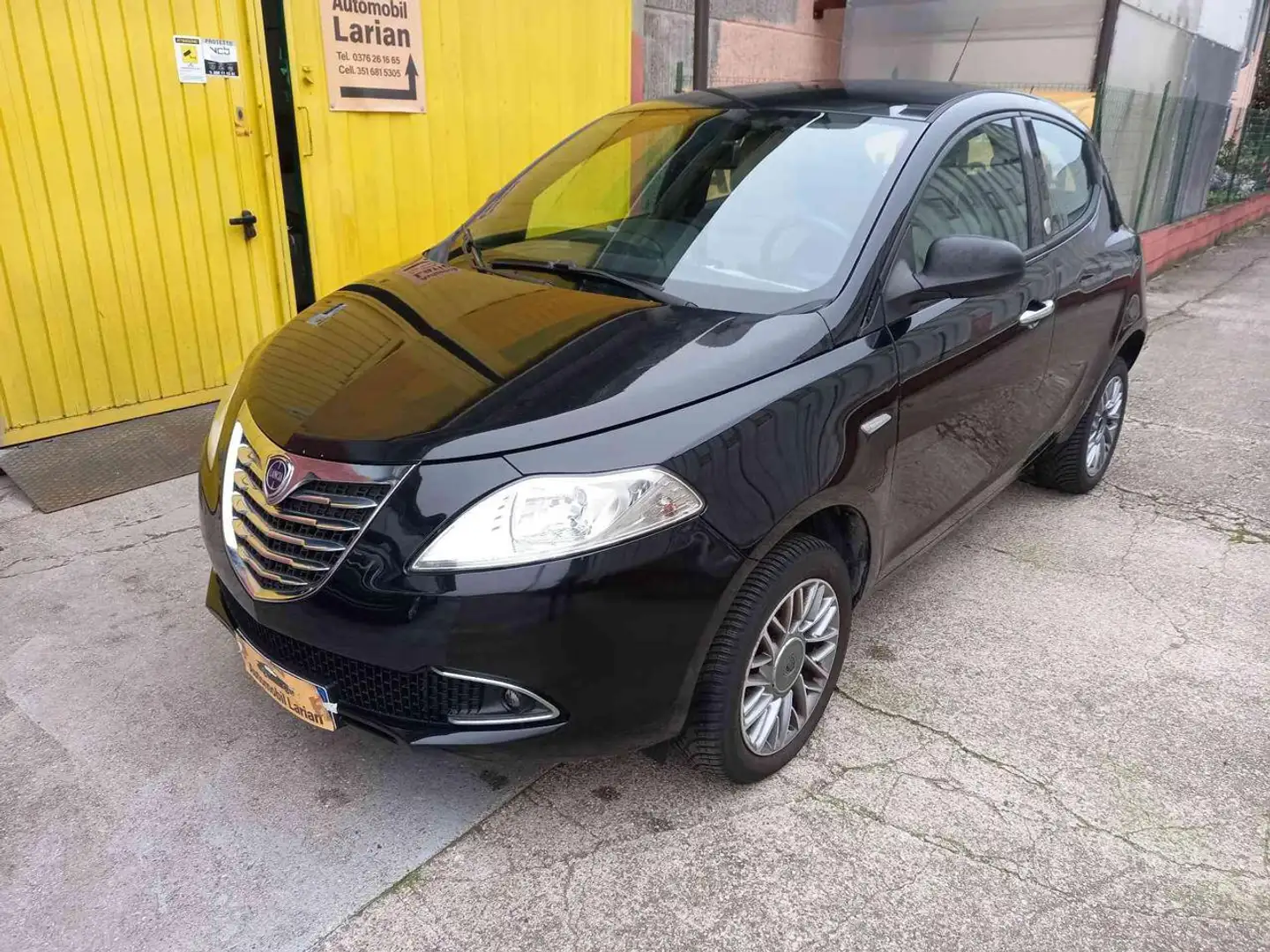 Lancia Ypsilon 0.9  85 CV 5 porte Metano Ecochic Gold NEOPATENTAT Nero - 1