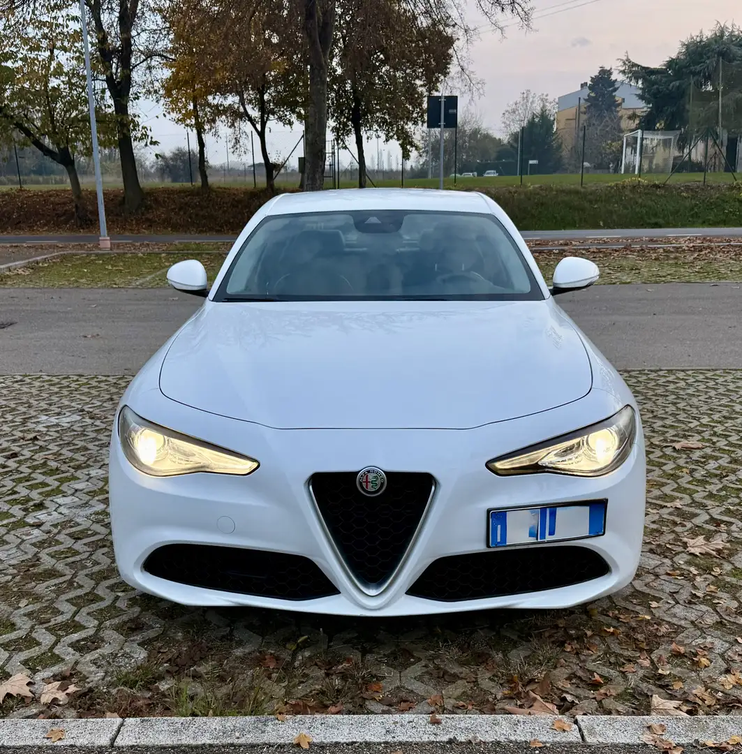 Alfa Romeo Giulia 2.2 t Business Sport Launch Edition 180cv auto Bianco - 1