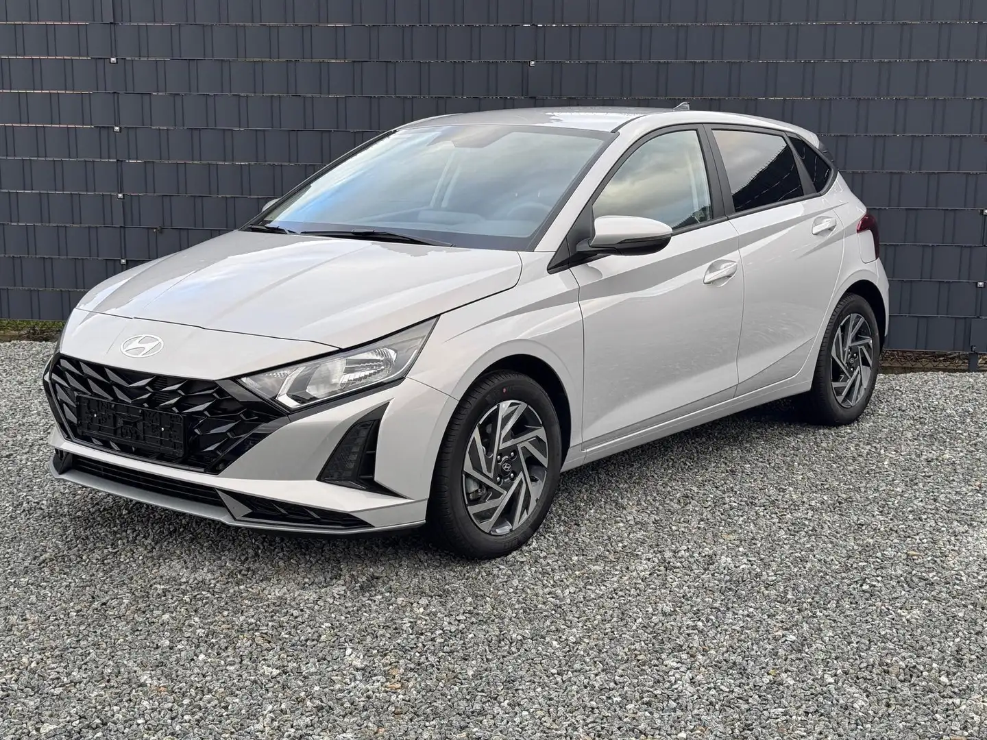 Hyundai i20 Family 66 kW (90 PS), Schaltgetriebe, Frontantrieb Grau - 1