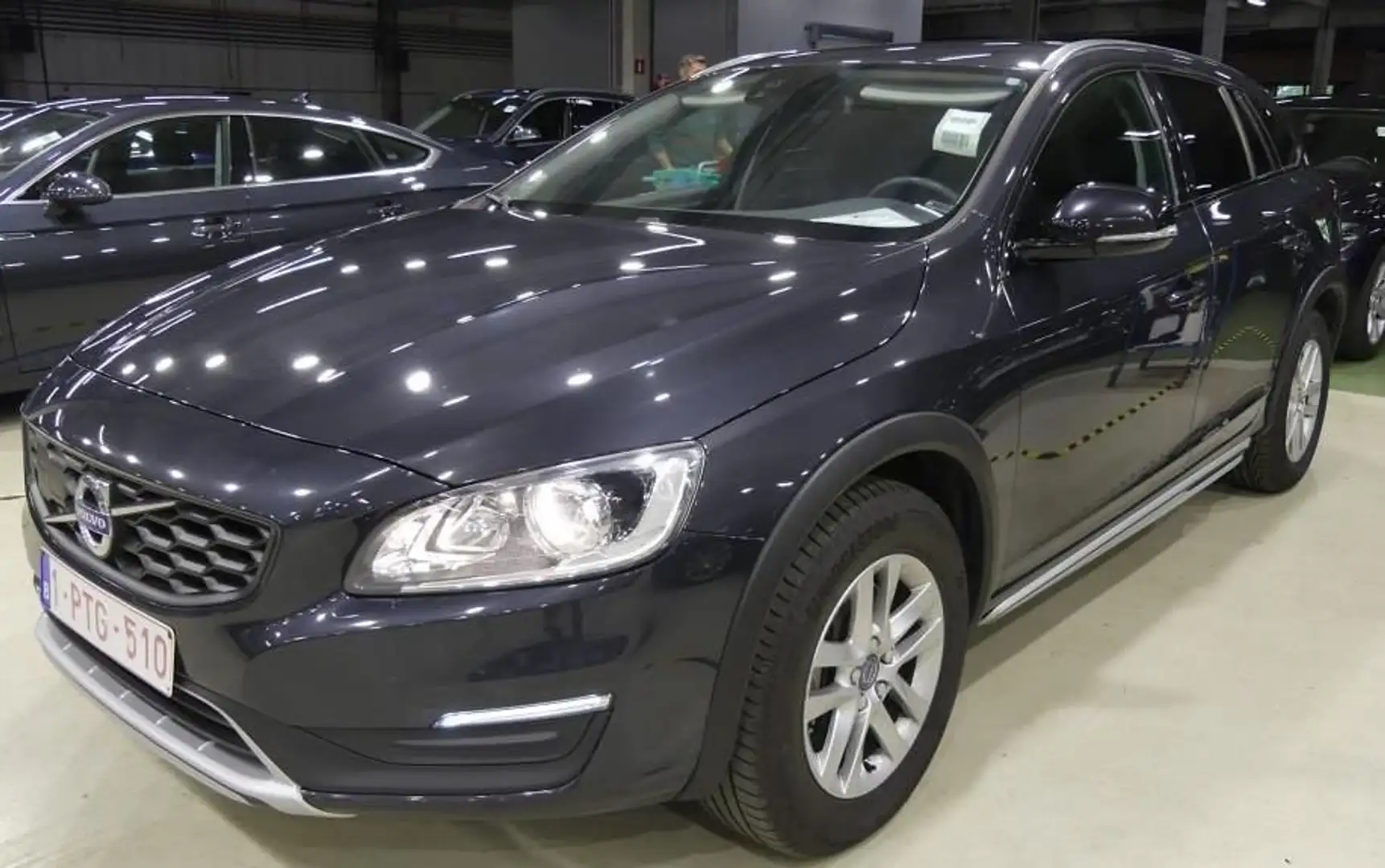 Volvo V60 Cross Country 2.0 D3 Kinetic Gris - 1