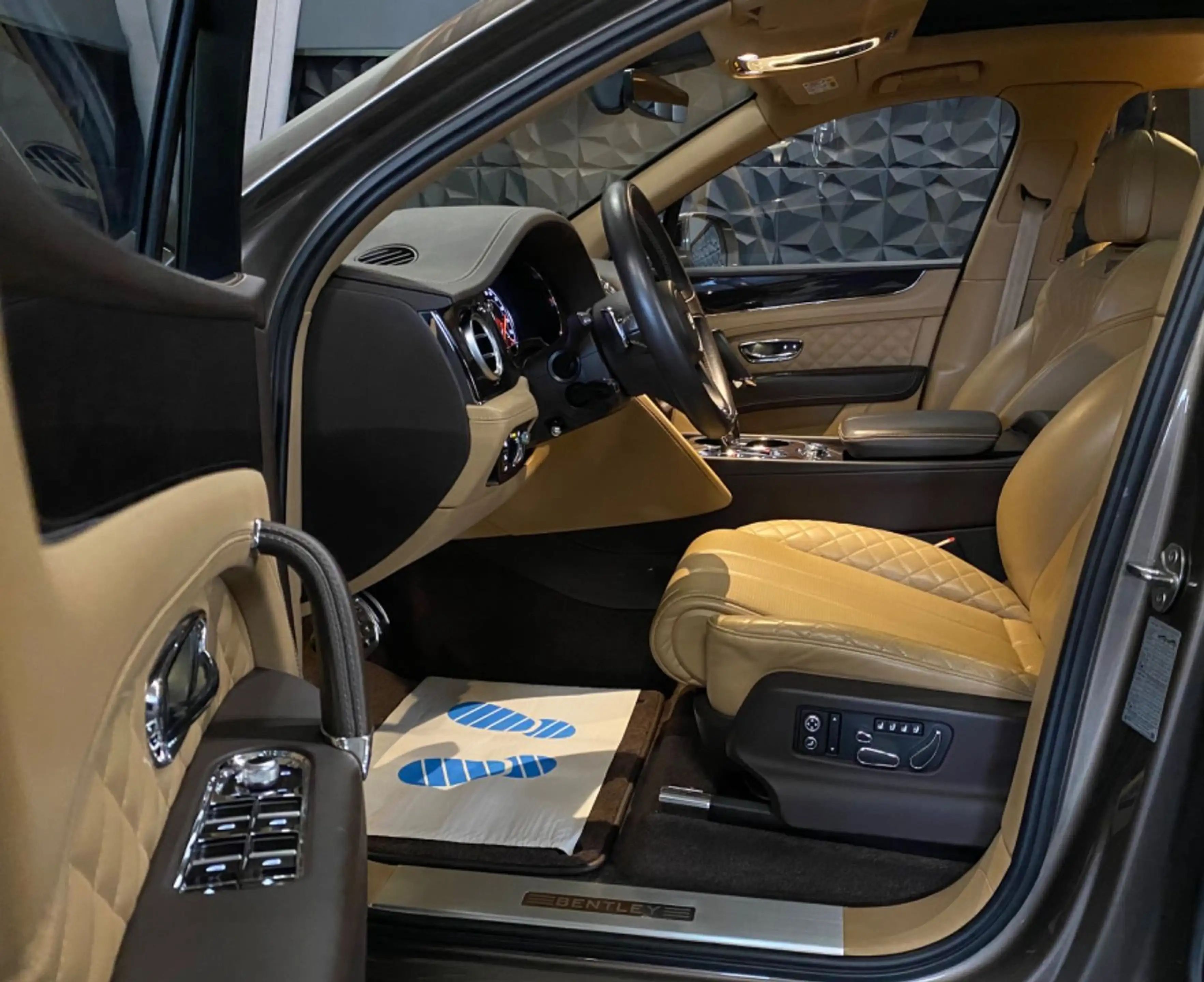 Bentley Bentayga 6.0 W12 4WD Massagesitze, Pano,AHK — photo 11