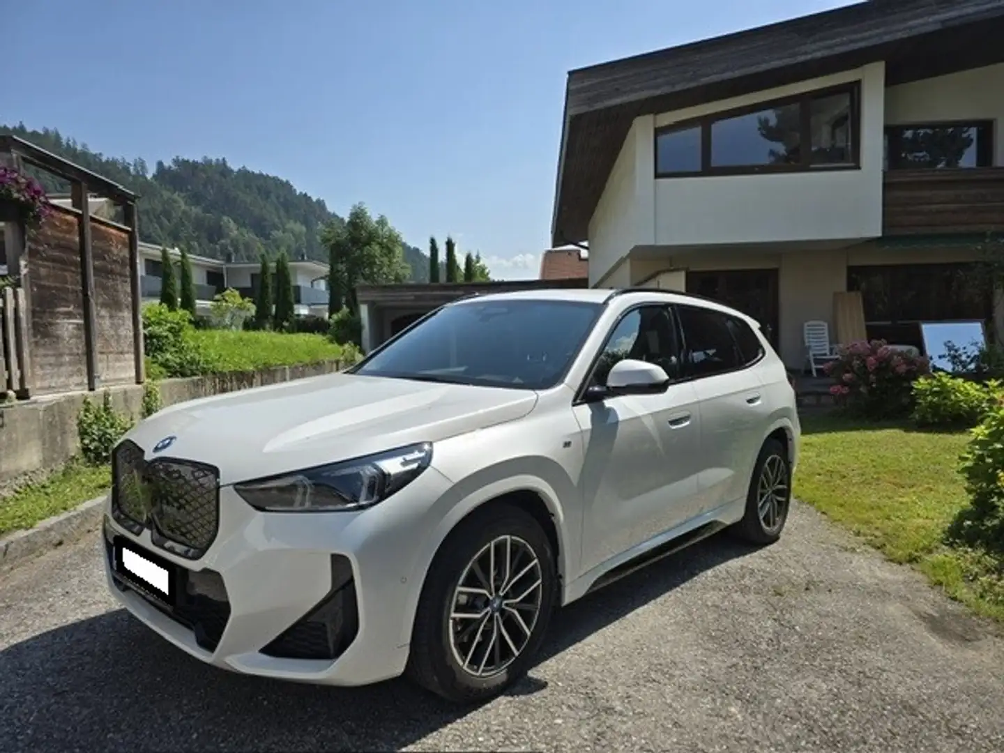 BMW iX1 eDrive20 66,5kWh Weiß - 1