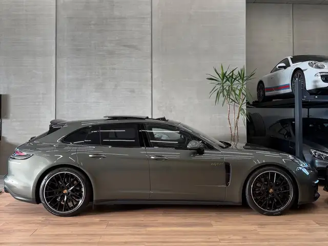 Porsche Panamera view 8
