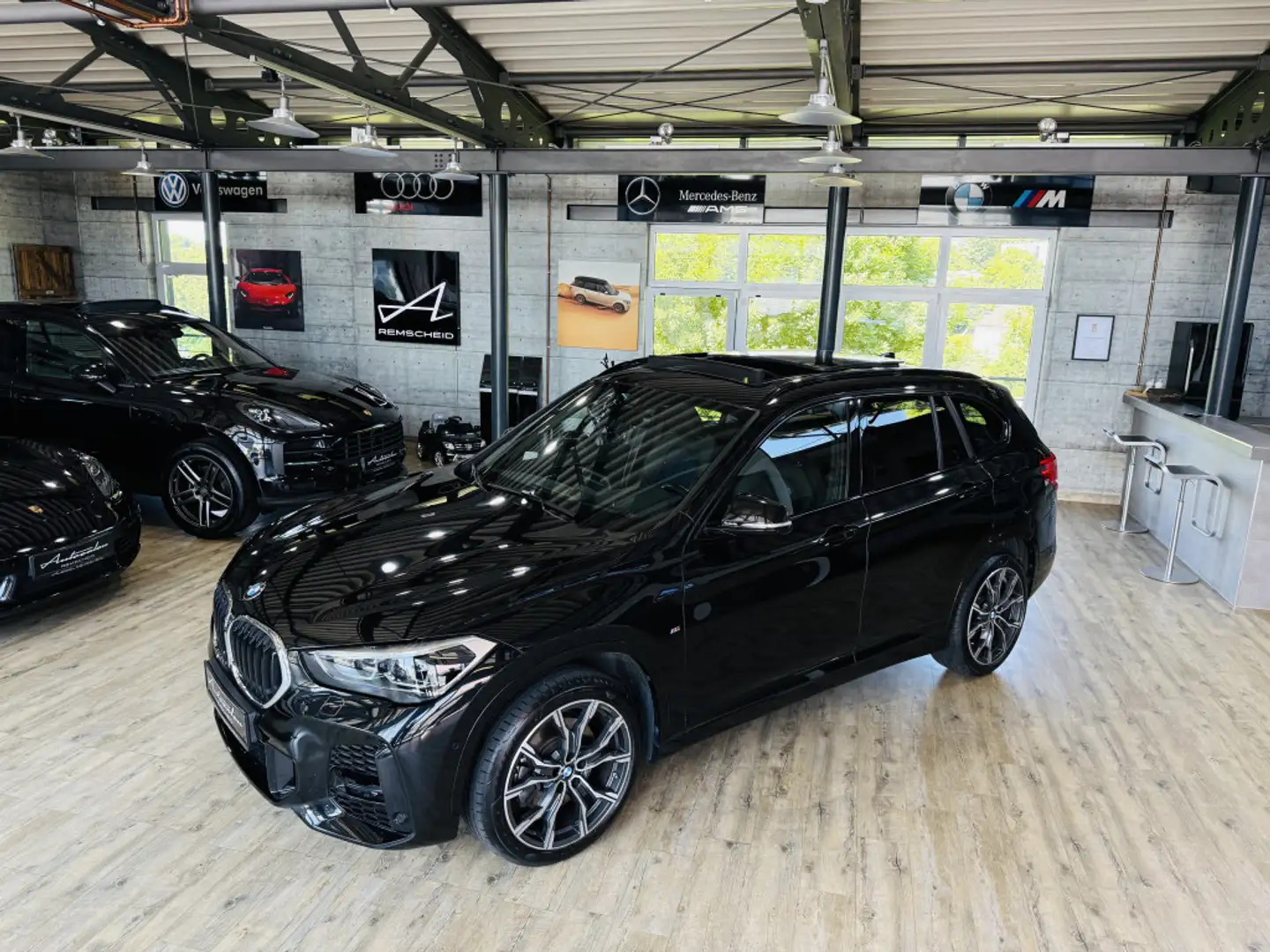 BMW X1 xDrive 25 i M Sport*PANO*KAMERA*HUD*ACC*LED* Schwarz - 2