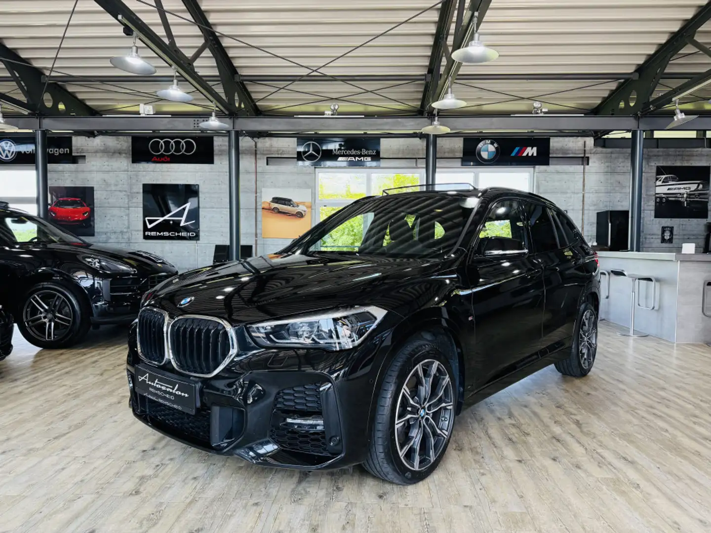 BMW X1 xDrive 25 i M Sport*PANO*KAMERA*HUD*ACC*LED* Schwarz - 1