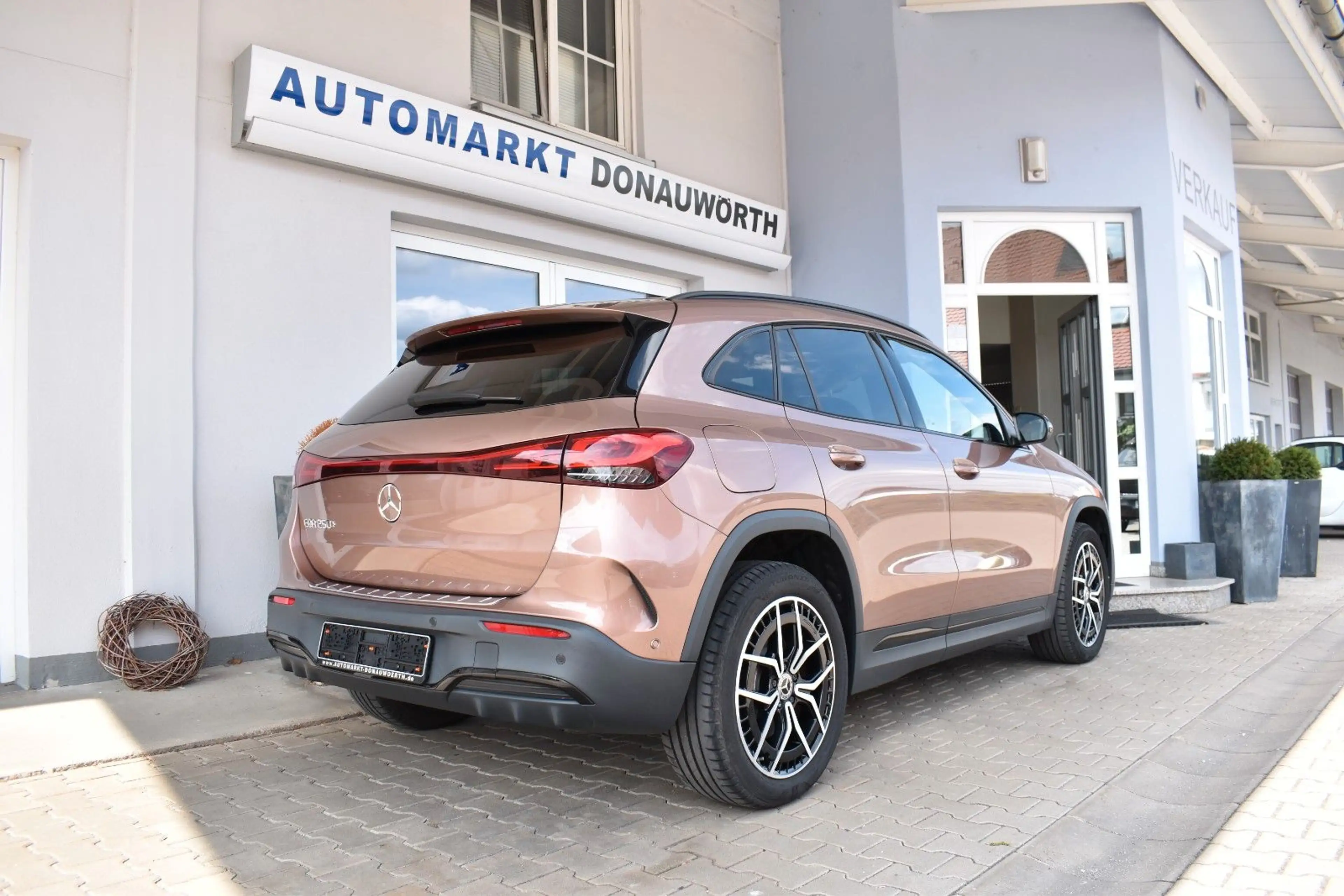 Mercedes-Benz EQA 250+ AMG Line Navigation Night PanoDach Kame — photo 5
