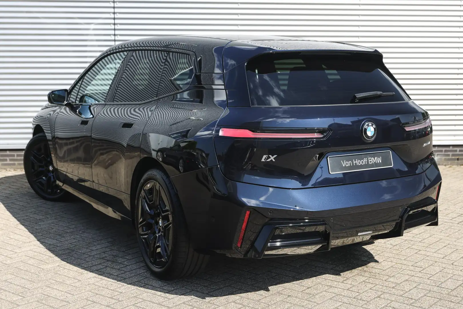 BMW iX xDrive45 M Sport / Panoramadak Sky Lounge / Trekha Zwart - 2