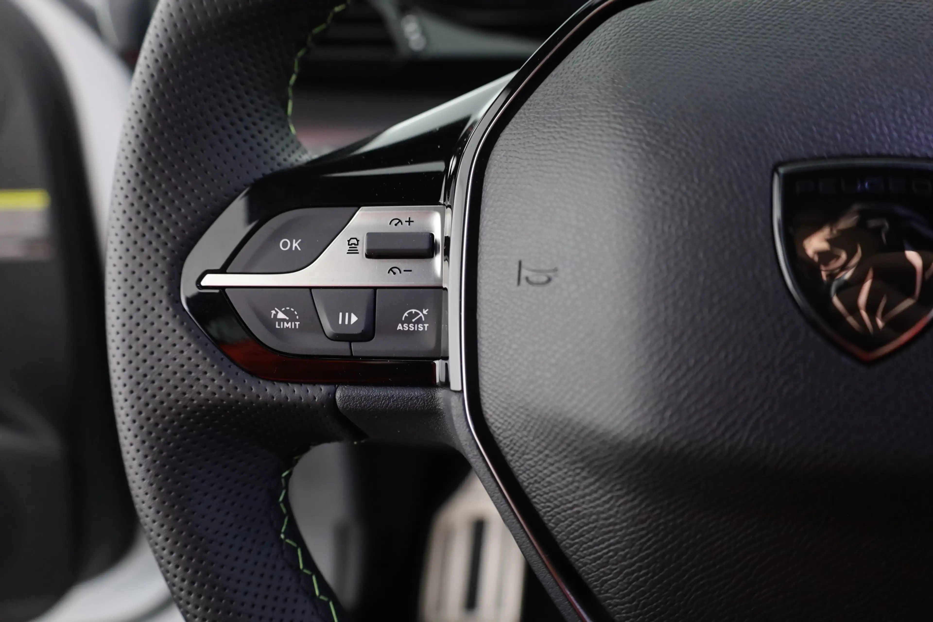 Peugeot 408 GT 1.2 Hybrid 145 Aut. LED ACC 360° — photo 14