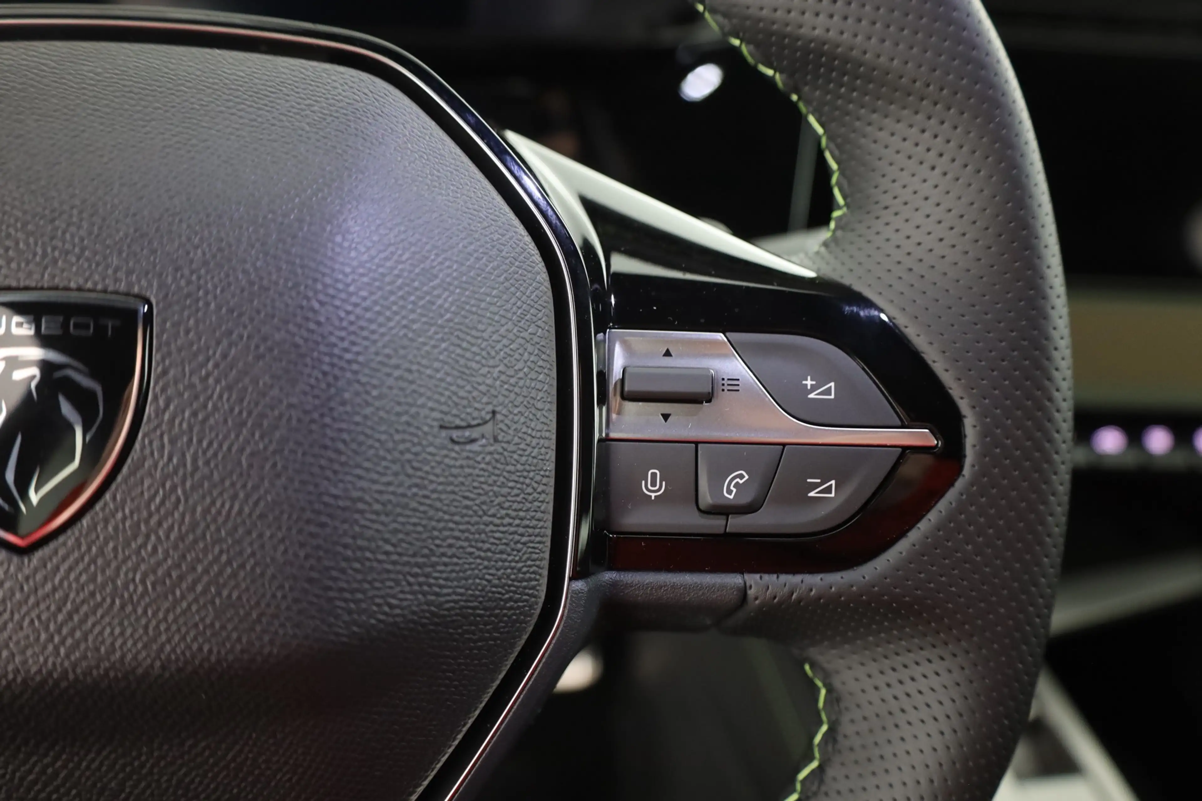 Peugeot 408 GT 1.2 Hybrid 145 Aut. LED ACC 360° — photo 15