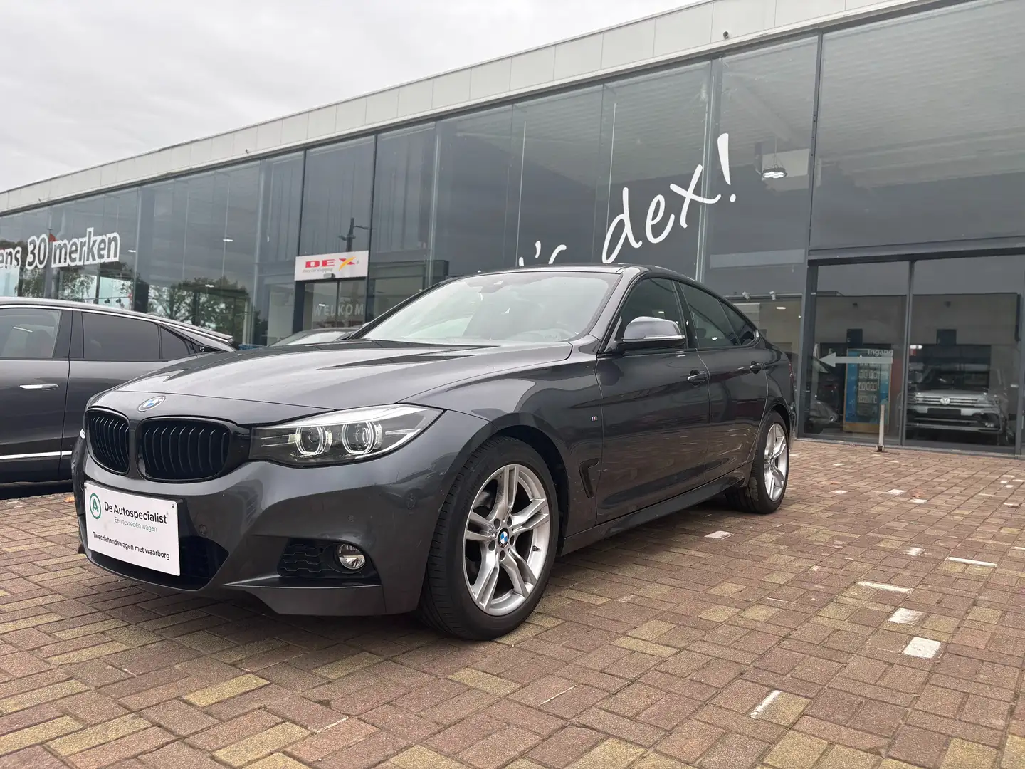 BMW 320 320i xDrive Aut. Zwart - 1