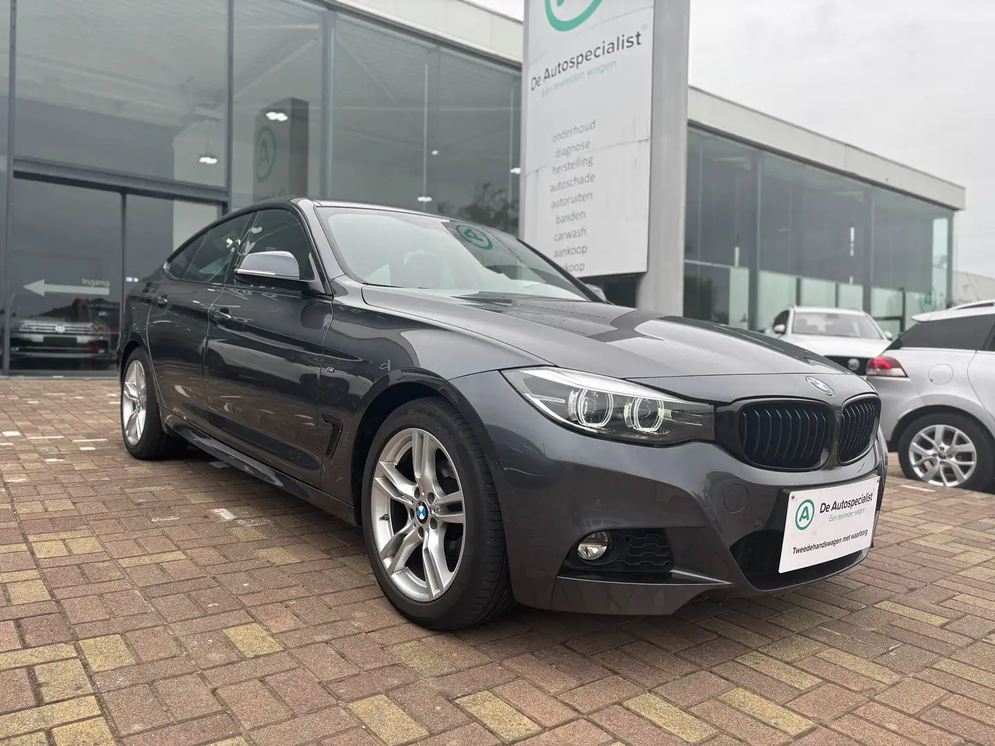 BMW 320 320i xDrive Aut. Zwart - 2