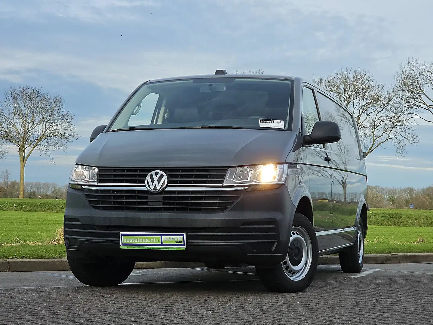 Volkswagen T6.1 Transporter 2.0 TDI L2H1 Automaat Airco Achterdeuren 3 Zits Cr Grau - 2