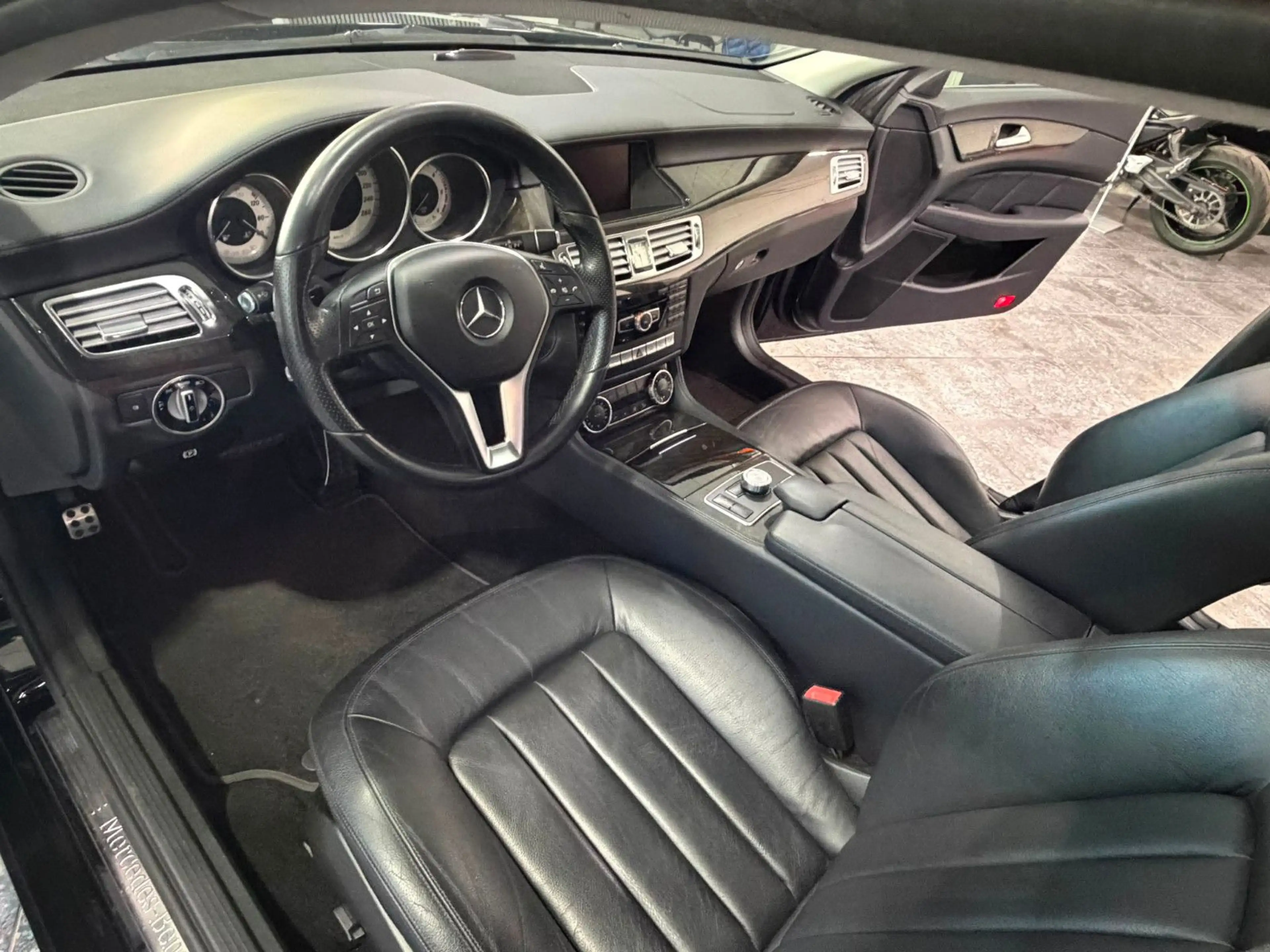 Mercedes-Benz CLS 350 *Glasdach*RFK*Leder*IL — photo 10