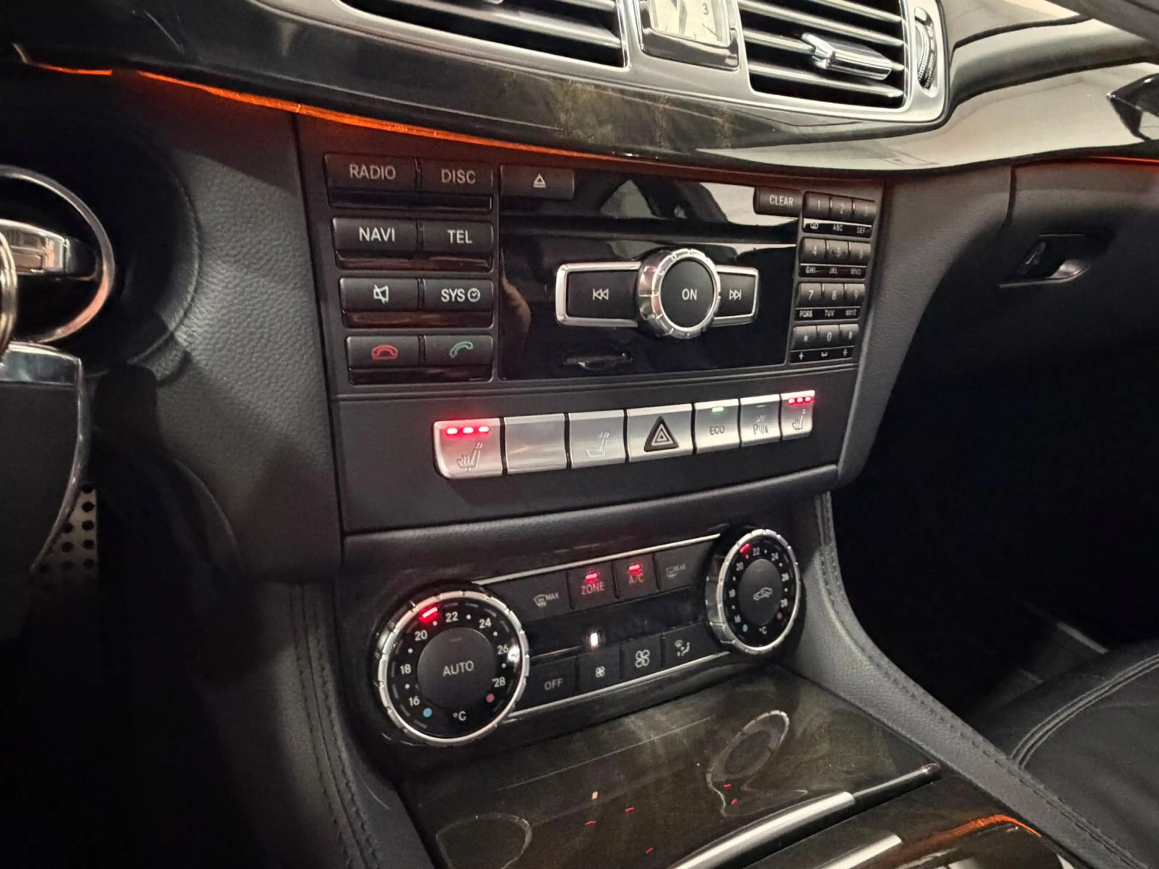 Mercedes-Benz CLS 350 *Glasdach*RFK*Leder*IL — photo 12