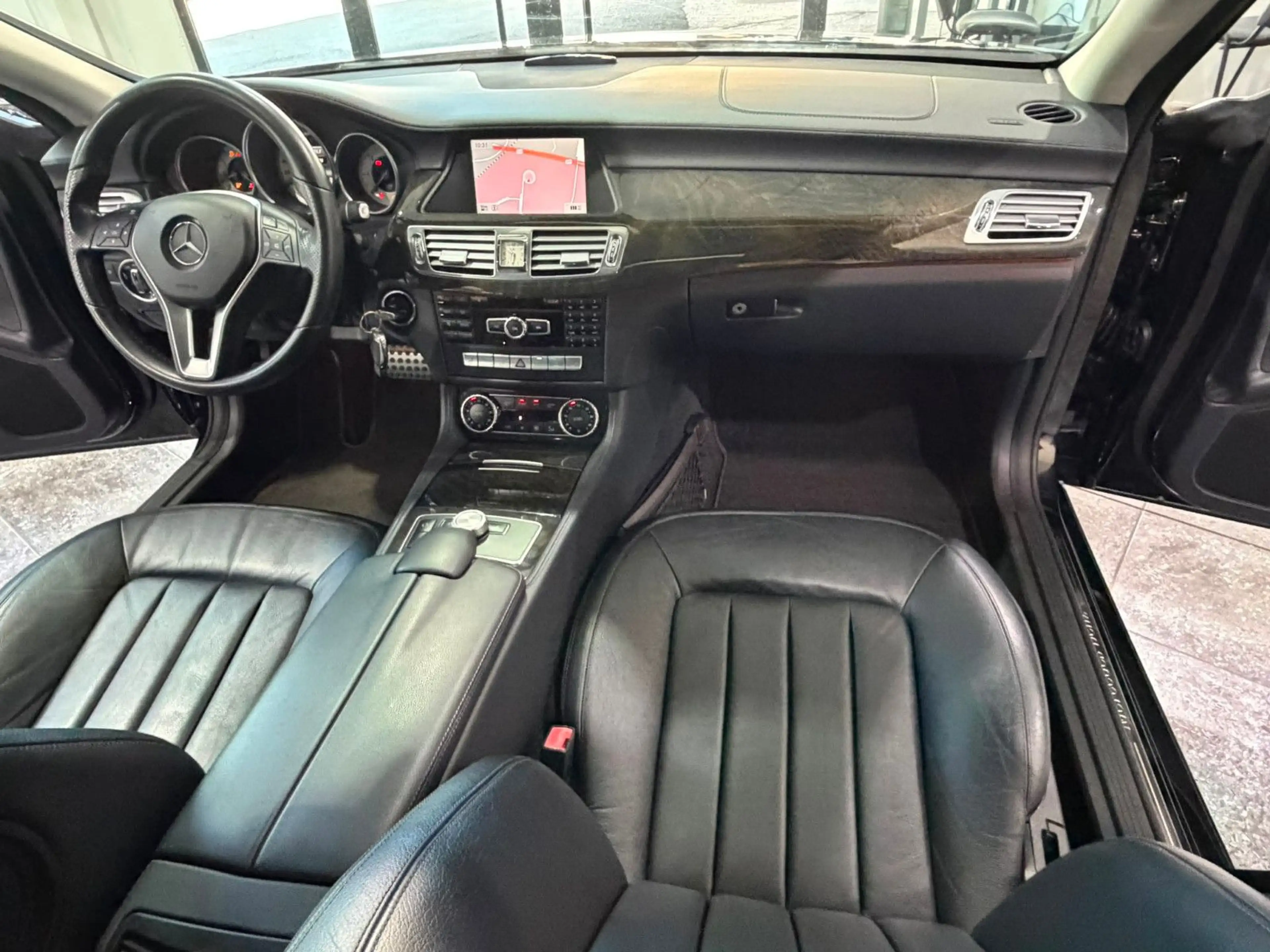 Mercedes-Benz CLS 350 *Glasdach*RFK*Leder*IL — photo 9