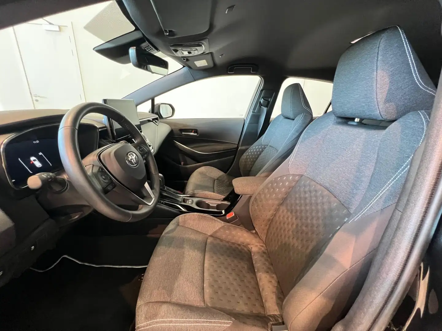 Toyota Corolla Hatchback 1.8 Hybrid Dynamic e-CVT - 2