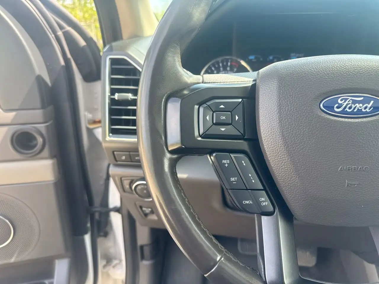 Ford Expedition снимка Ford Expedition
