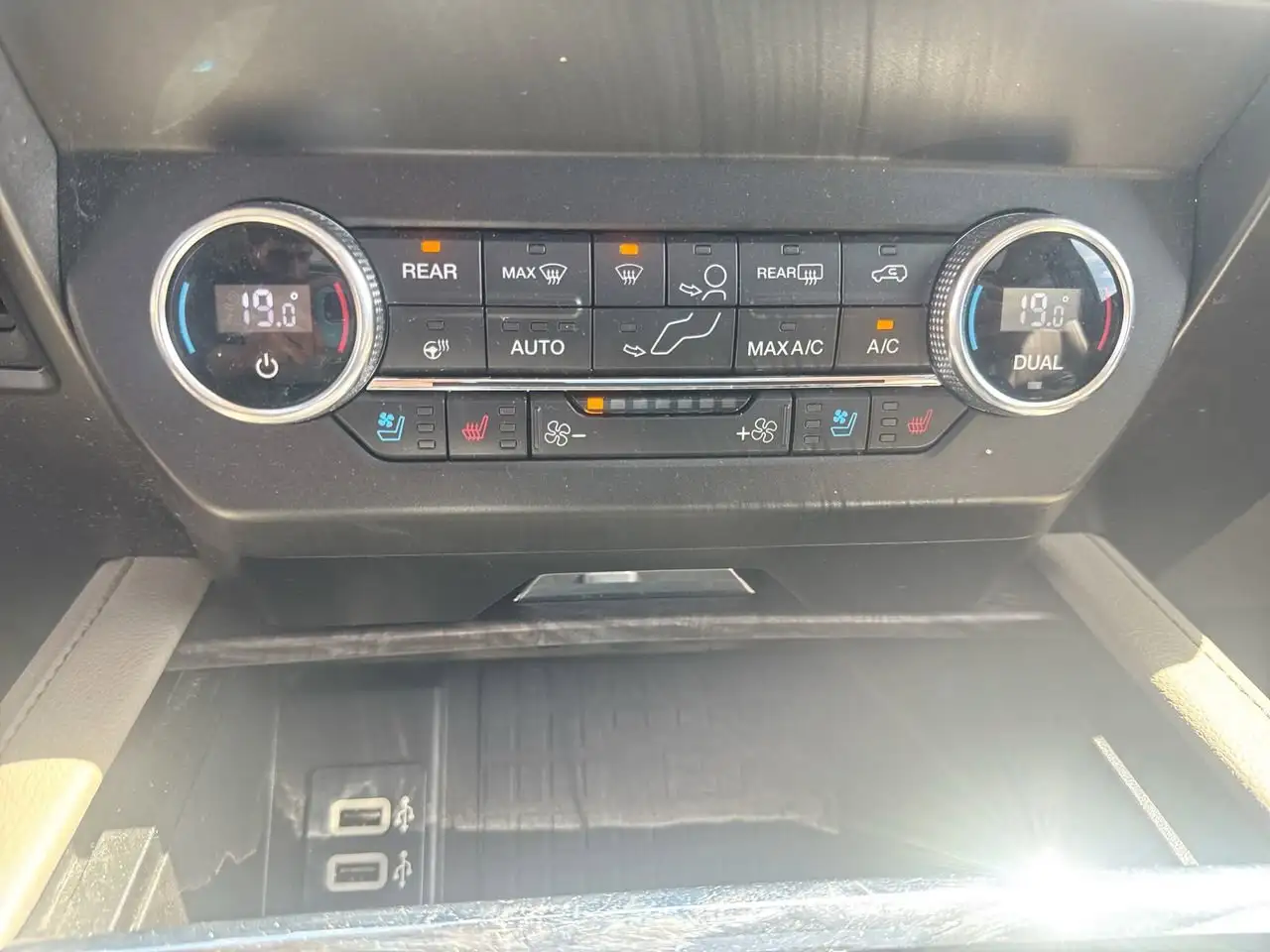 Ford Expedition снимка Ford Expedition