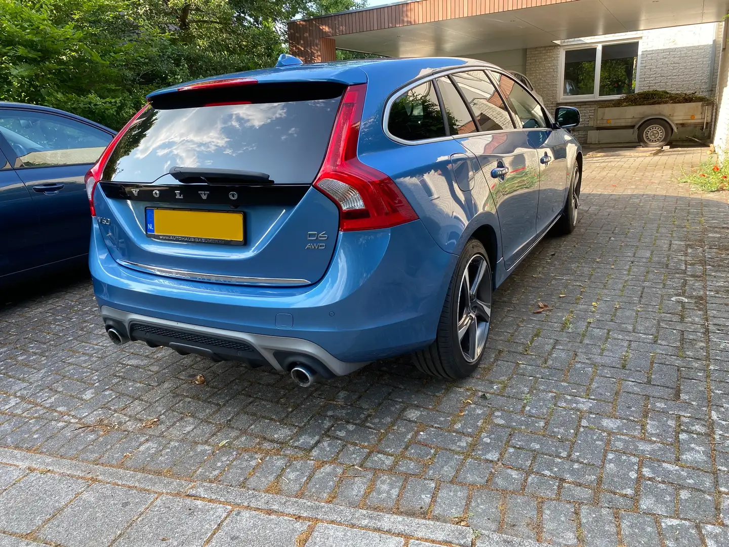 Volvo V60 V60 D6 Plug-In-Hybrid AWD R-Design, AHK, StandHz Blau - 2