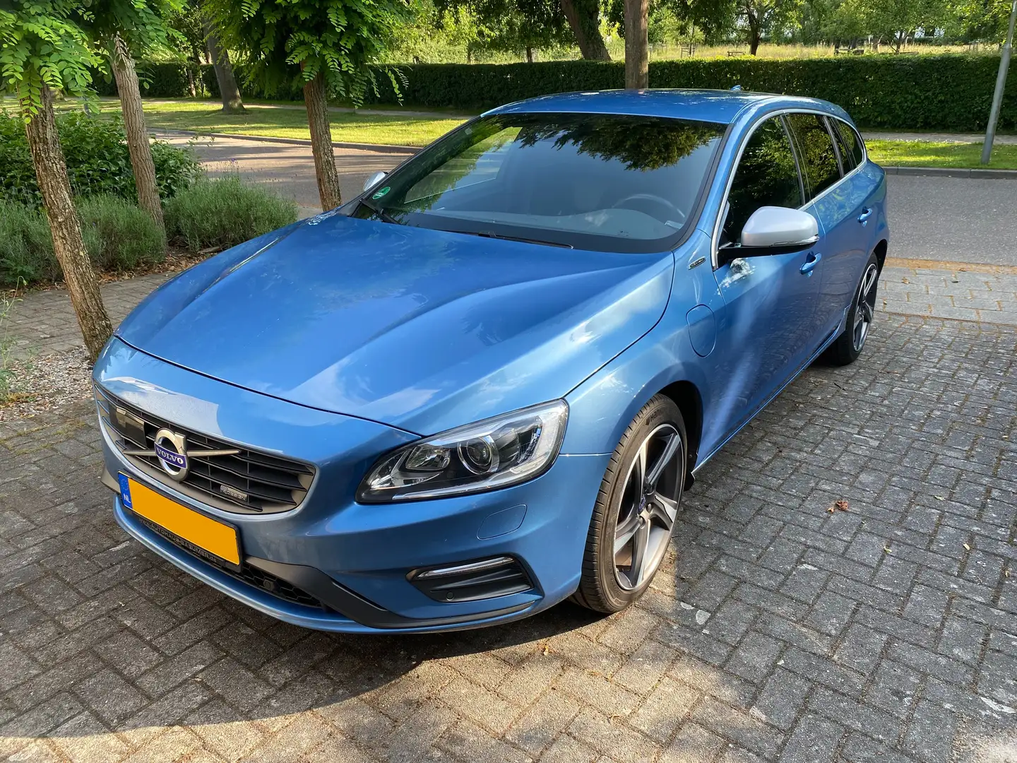 Volvo V60 V60 D6 Plug-In-Hybrid AWD R-Design, AHK, StandHz Blau - 1