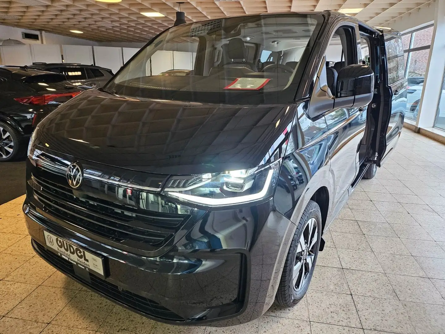 Volkswagen T7 Caravelle 8Sitze IQ AHK Nav App Zwart - 1