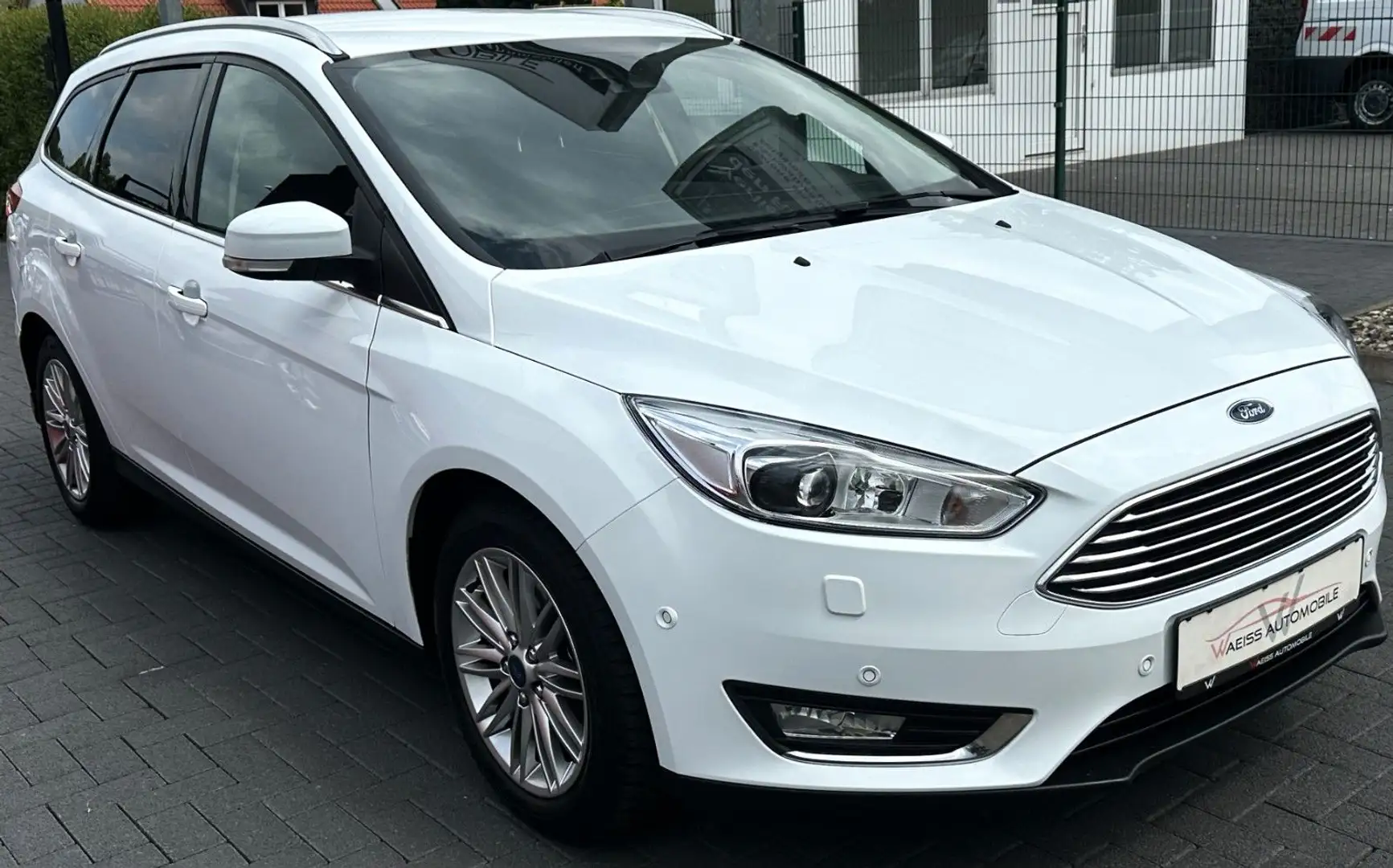 Ford Focus 1.5 Turnier Titanium Bi-Xenon|Kamara|Navi Weiß - 1