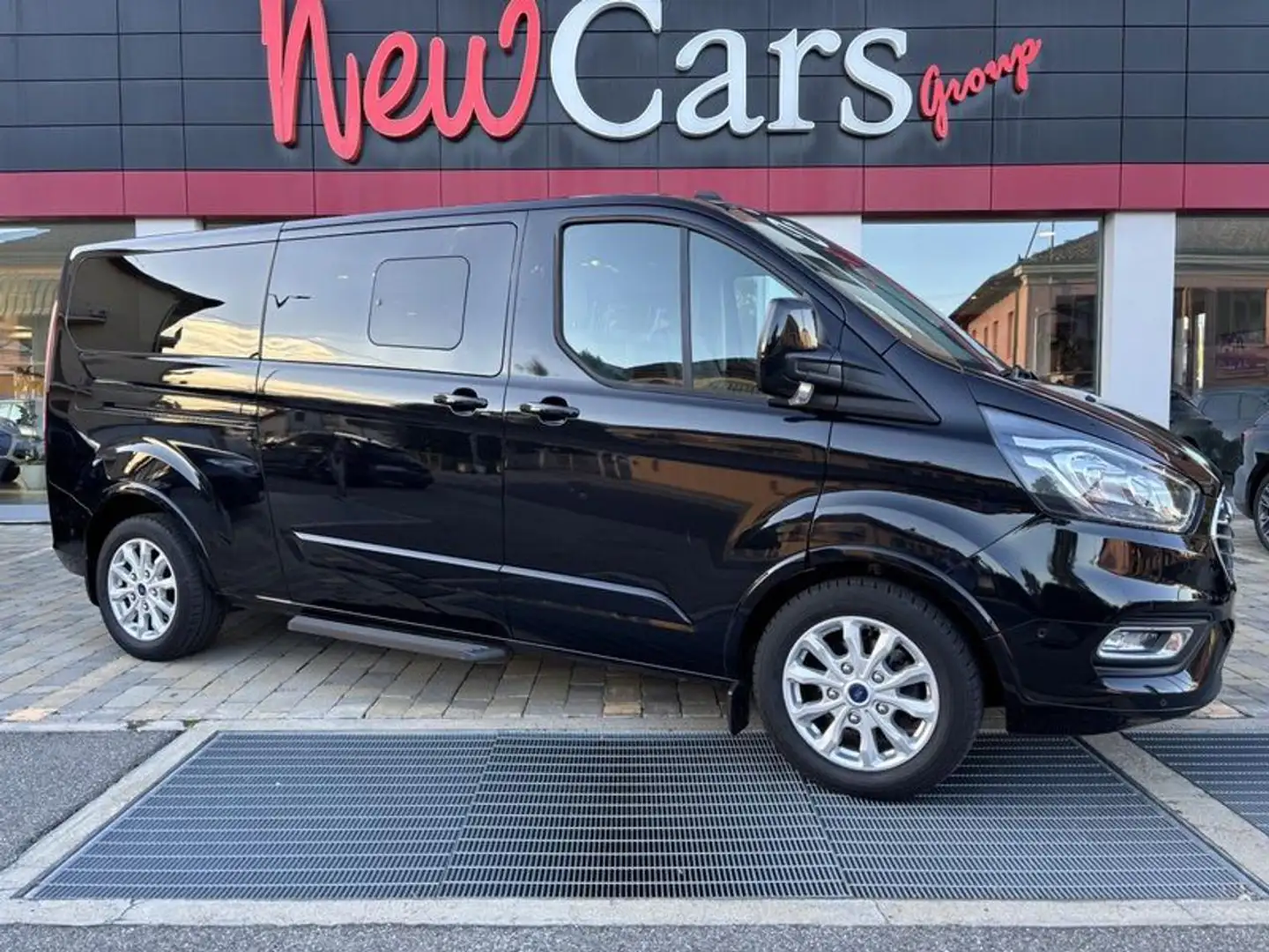 Ford Tourneo Custom 320 2.0 EcoBlue 150CV Titanium L2H1 X Nero - 1