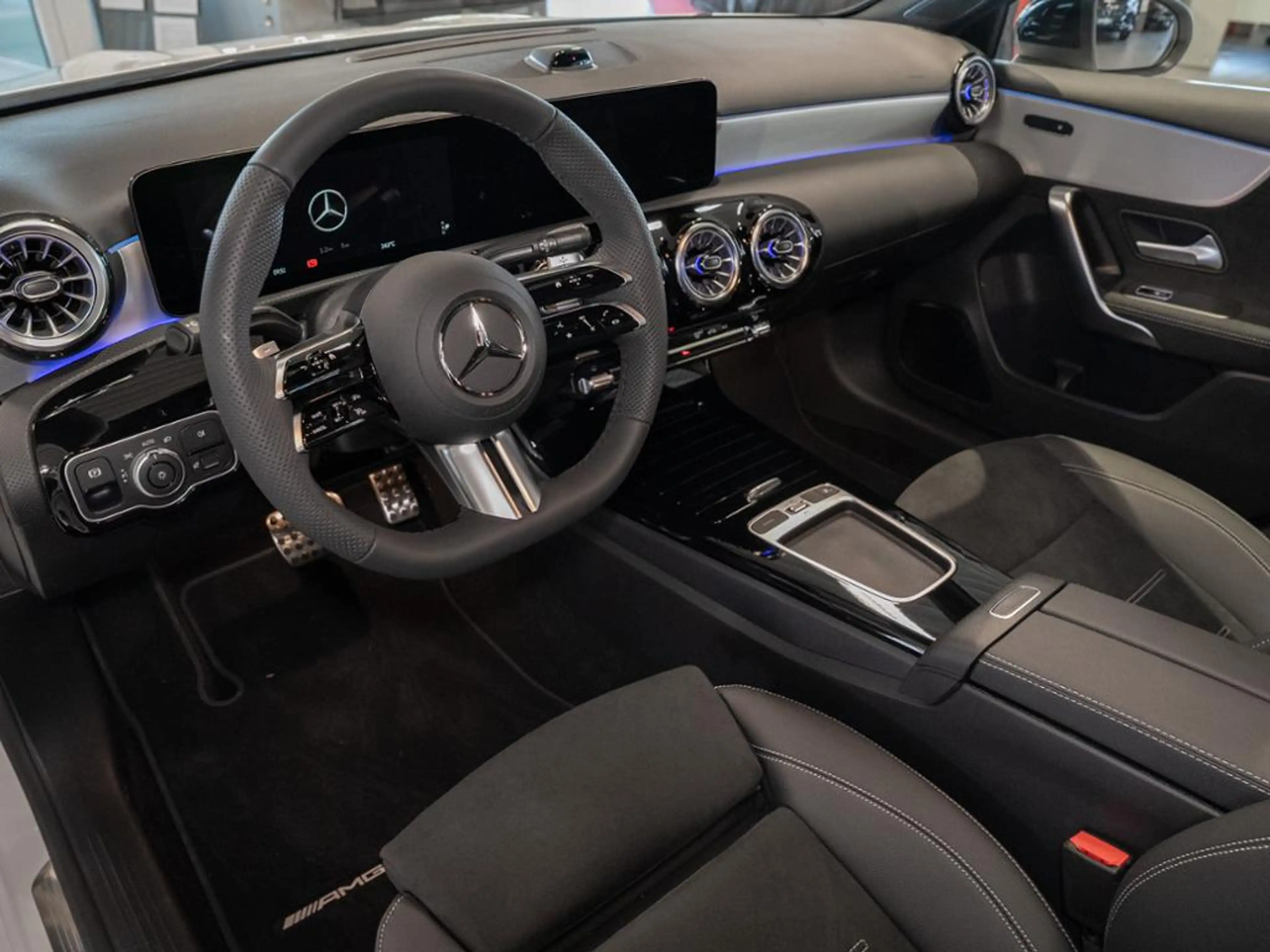 Mercedes-Benz A 200 AMG NIGHT MULTI 360 DISTR KAMERA PANO SPUR — photo 7