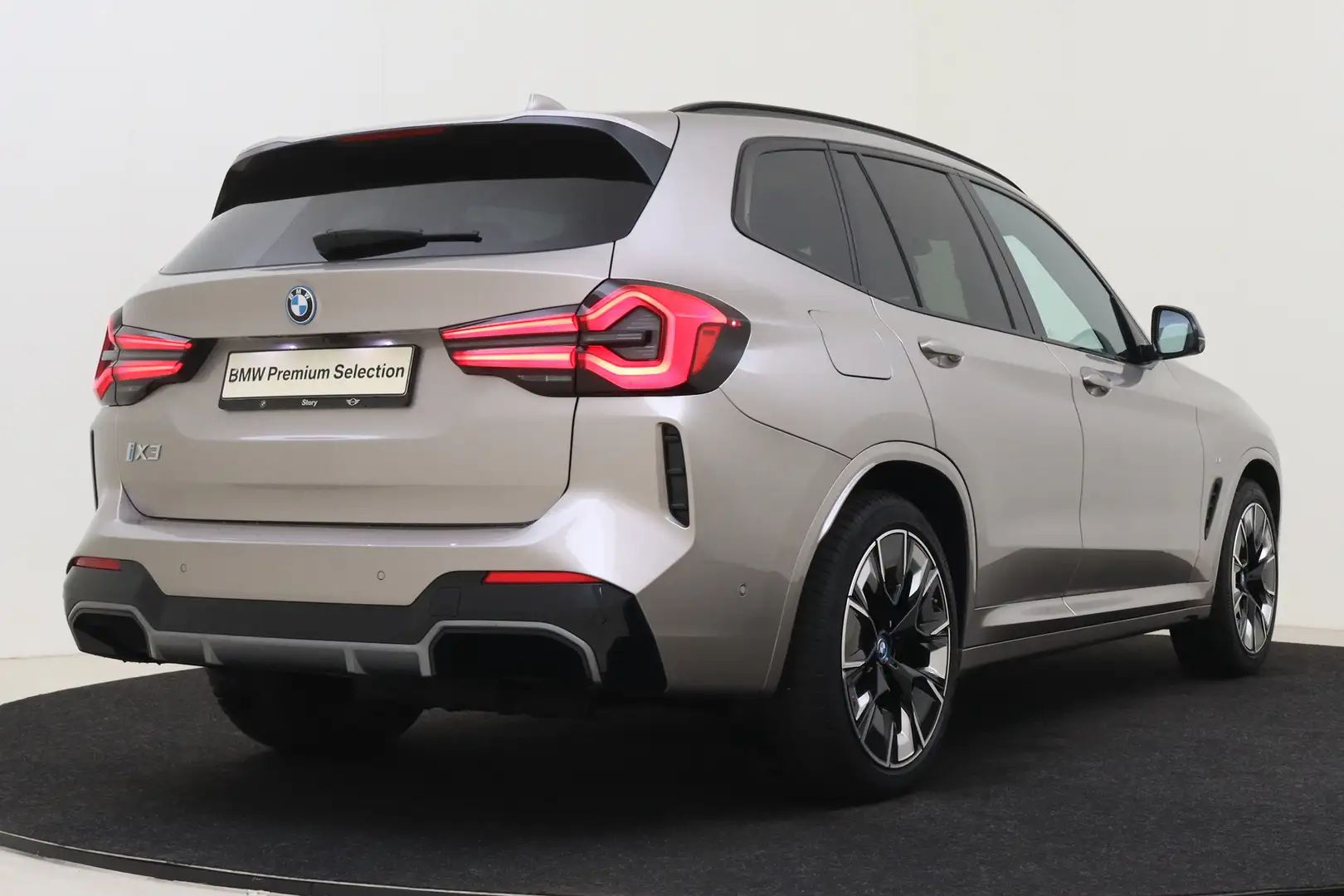 BMW iX3 High Executive / Sportstoelen / Adaptieve LED / Co Silver - 2