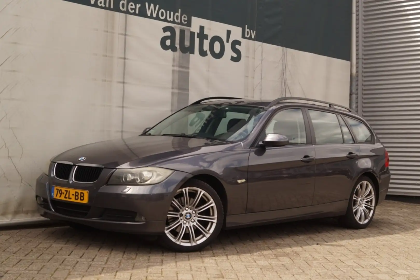 BMW 318 3-serie Touring 318d 143pk Business Line Sport -XE Grijs - 2