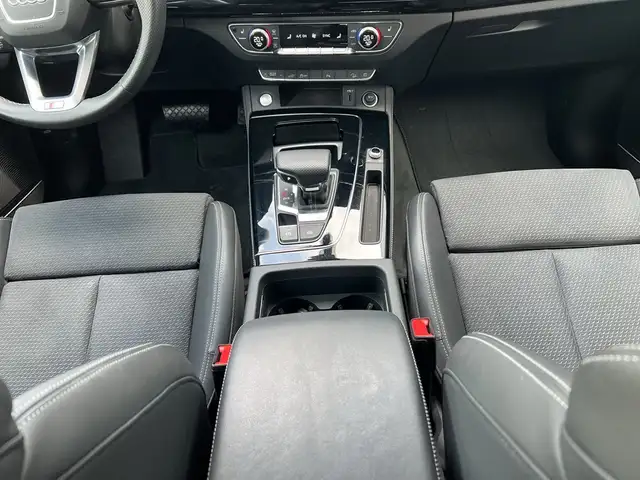 Audi Q5 view 9