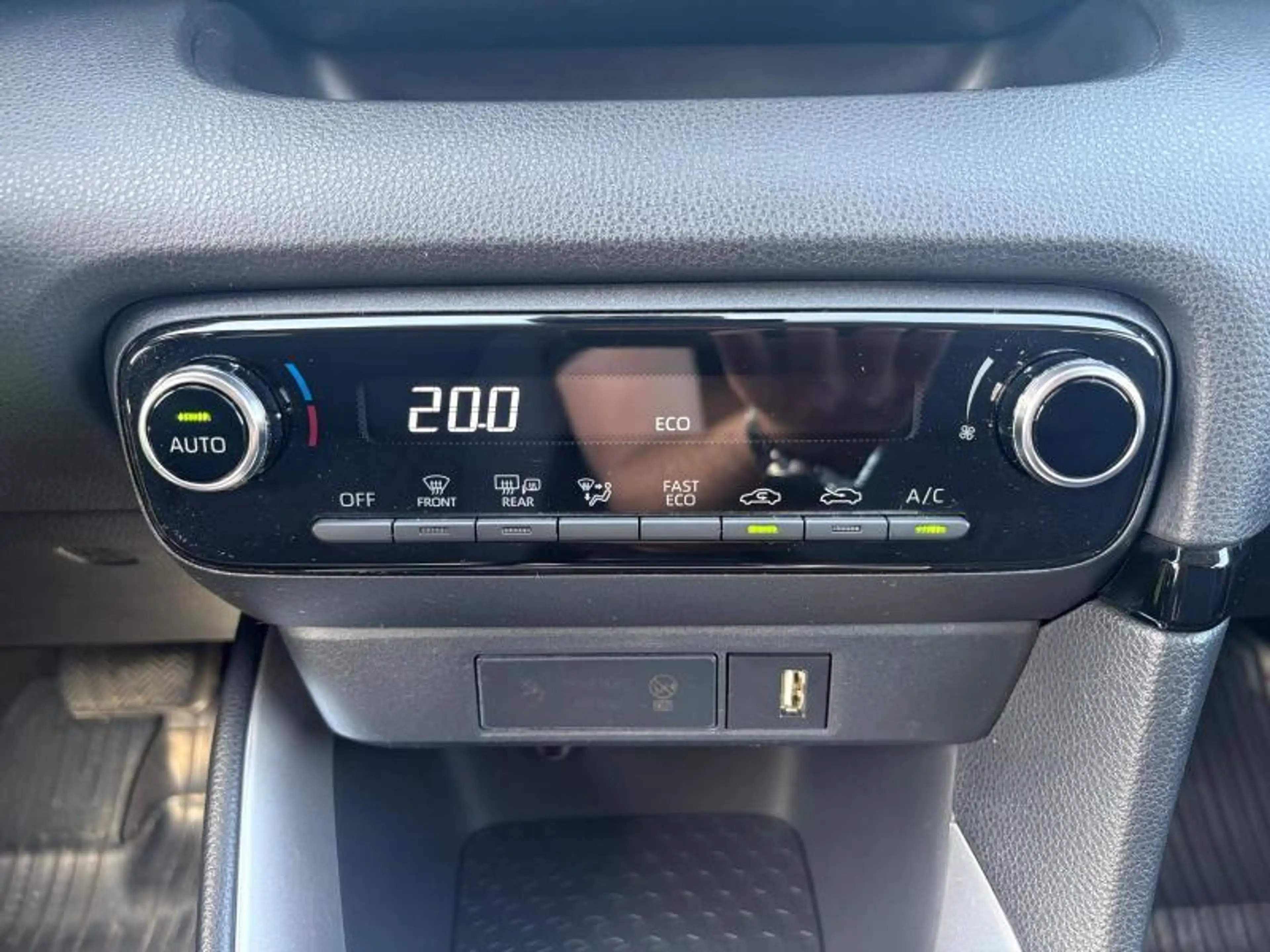 Toyota Yaris Dynamic — photo 7