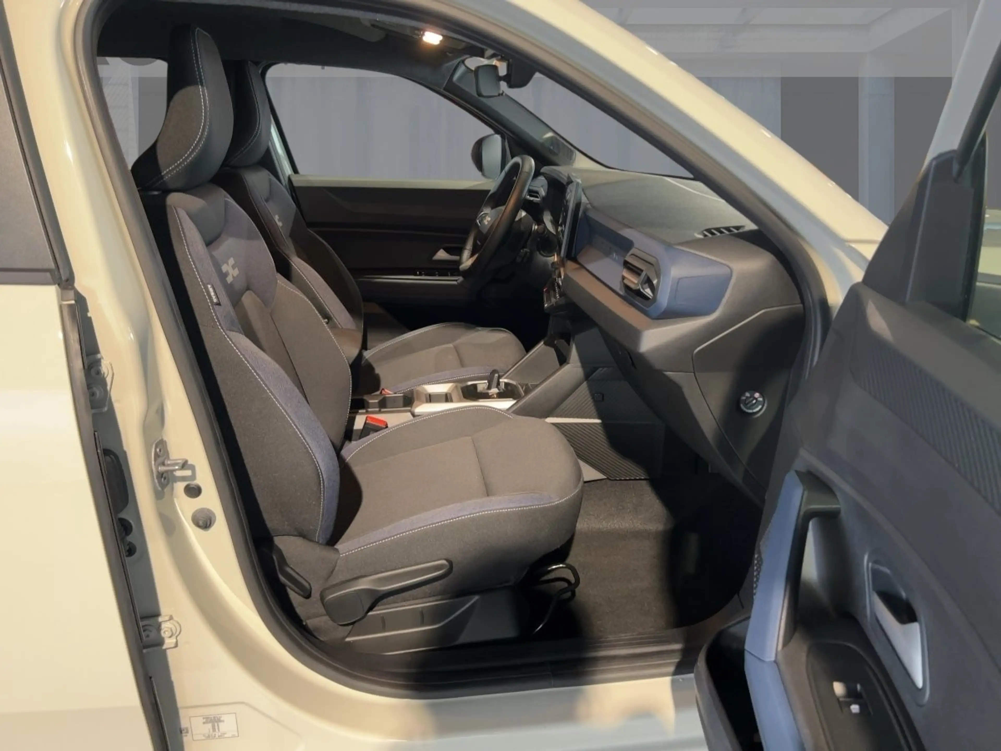 Dacia Duster Neuer  Journey HYBRID 140 SHZ PDC KLIMA ABS — photo 8