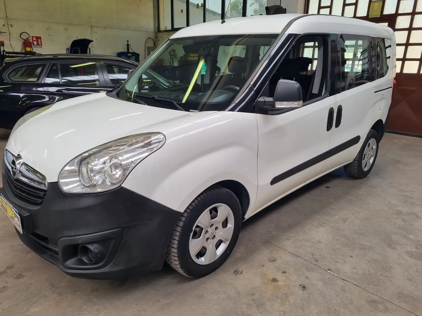 Opel Combo-e Blanc - 1