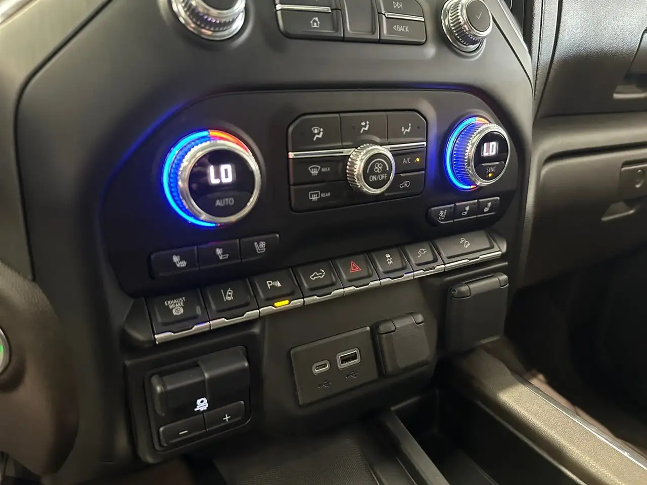 GMC Sierra 3500HD снимка GMC Sierra 3500HD