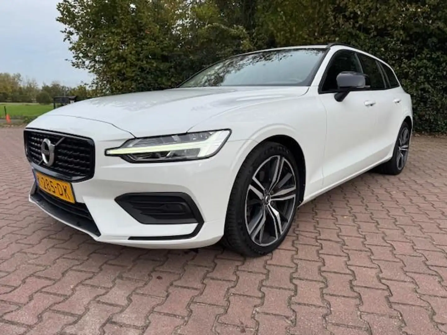 Volvo V60 2.0 B3 163PK MOMENTUM ADV/CAM/ACRUISE/ACARPLAY Weiß - 1
