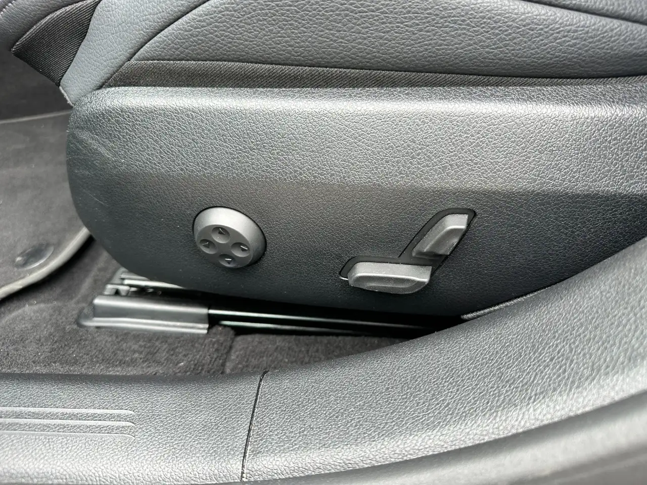 Mercedes-Benz E 300 de 4MATIC Limousine Österreich Edition 17