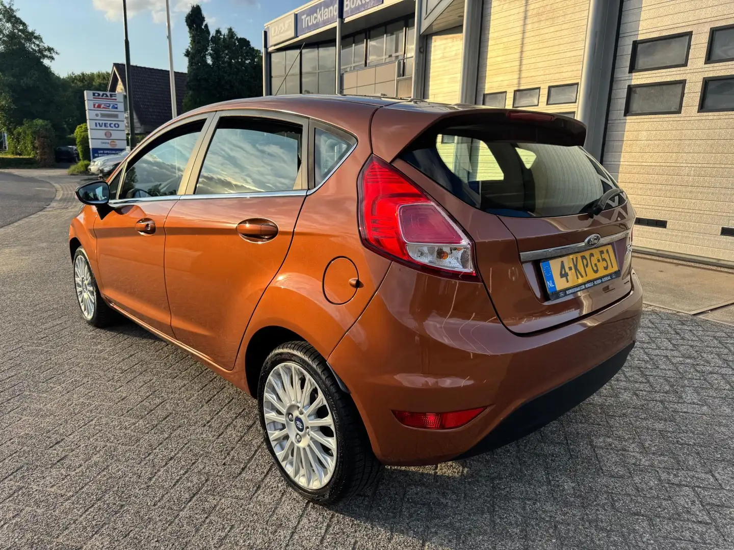 Ford Fiesta 1.6 Ti-VCT Titanium AUTOMAAT, AIRCO, NAP! Bruin - 2