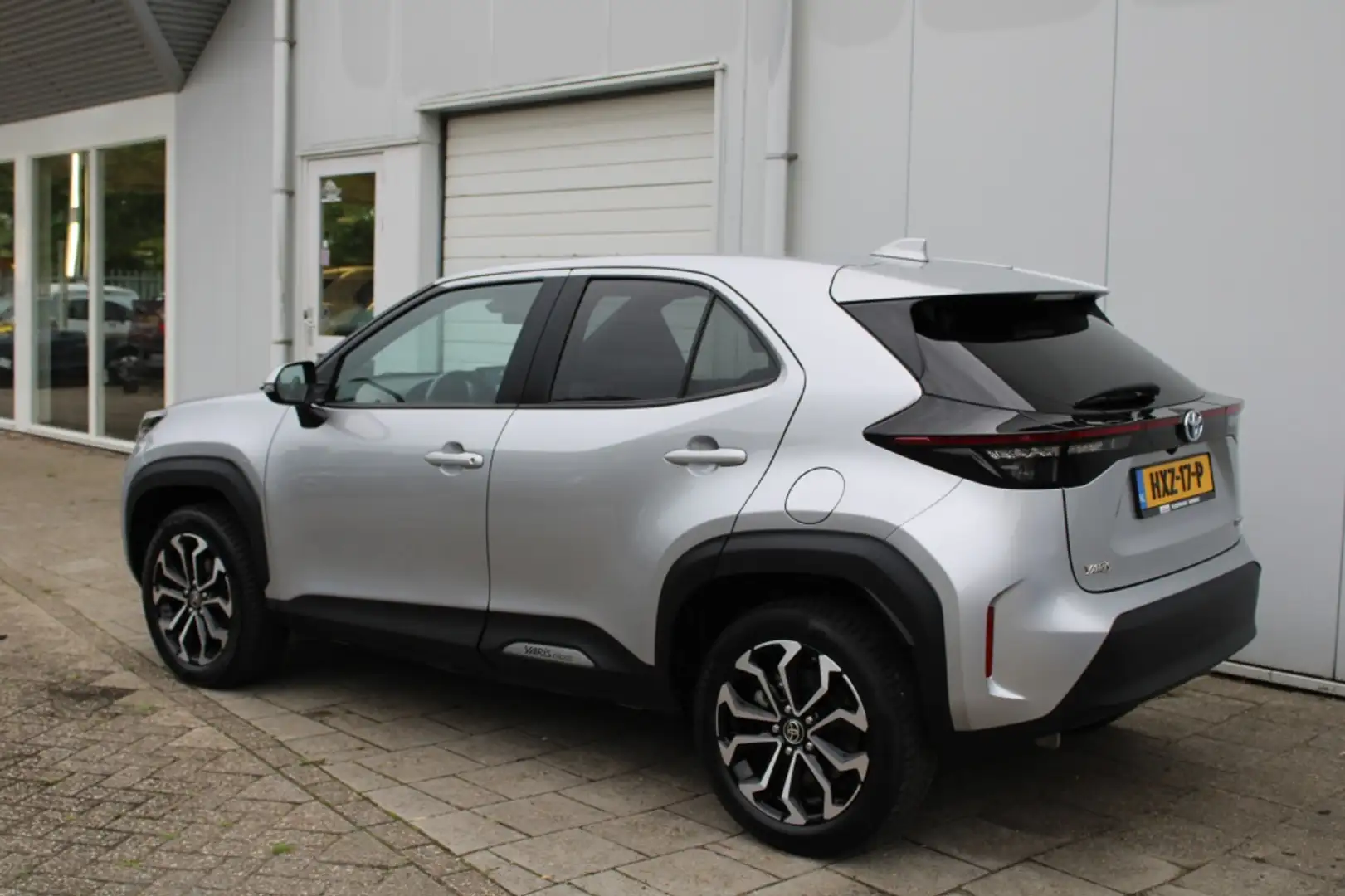 Toyota Yaris Cross 1.5 Hybrid Dynamic Gris - 2