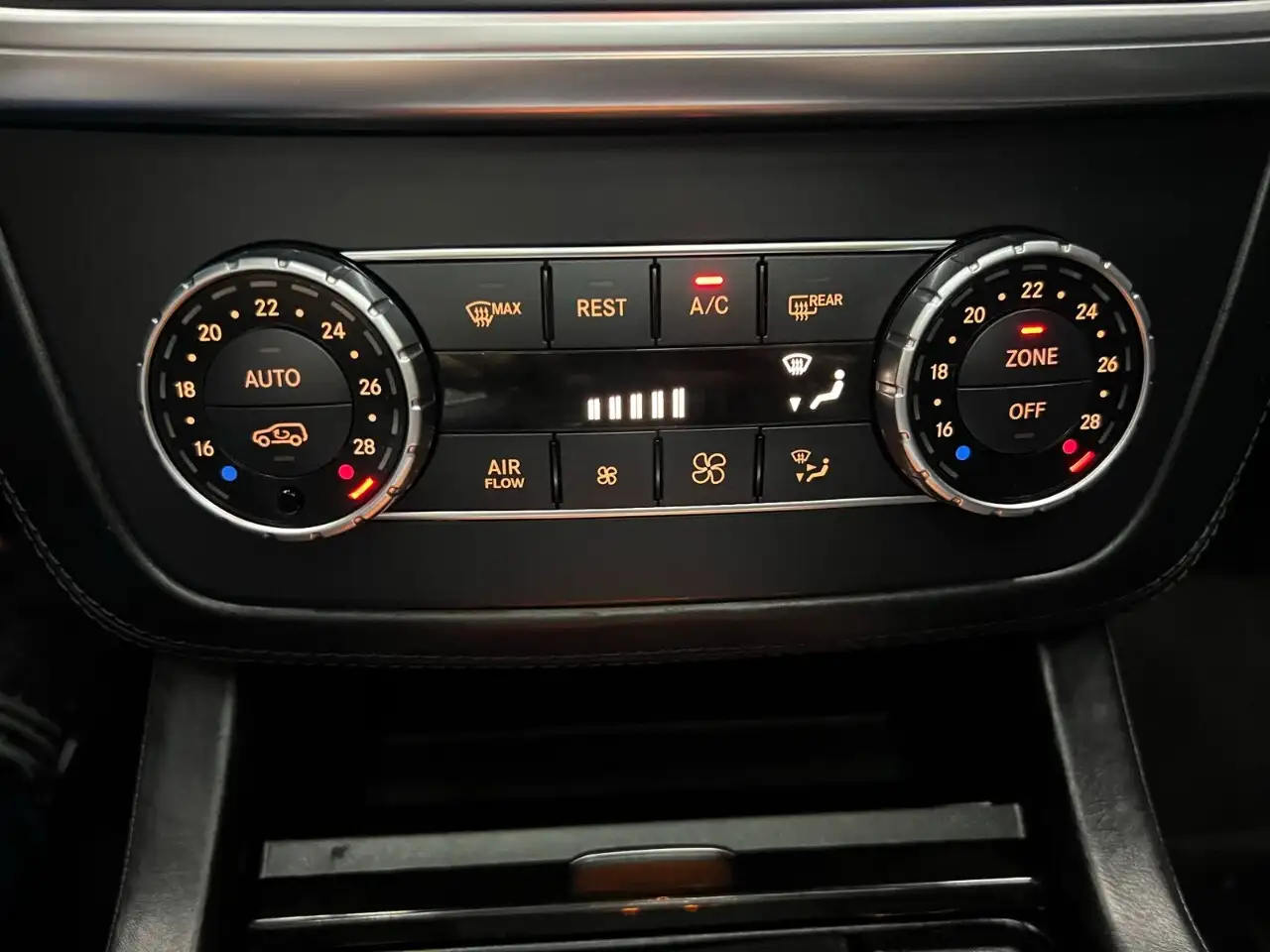 Mercedes-Benz M-Class снимка Mercedes-Benz M-Class