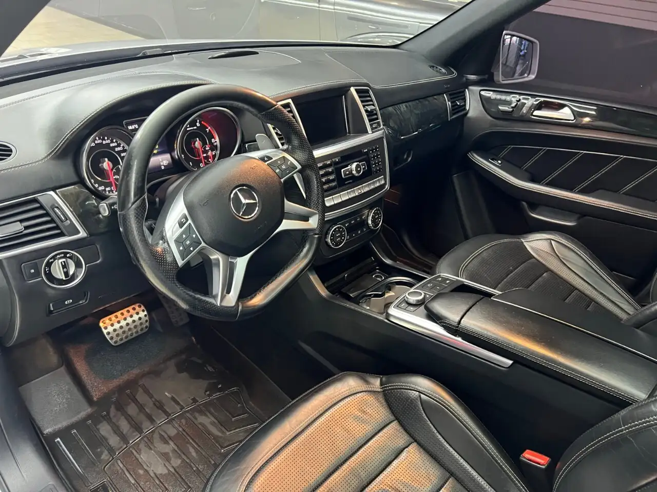 Mercedes-Benz M-Class снимка Mercedes-Benz M-Class