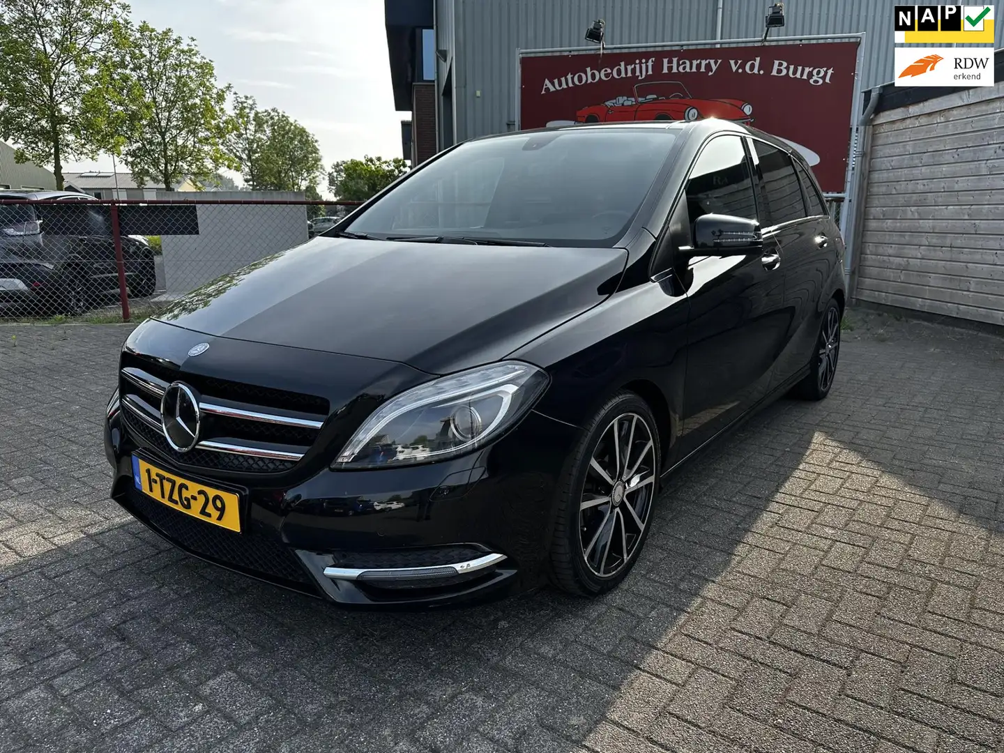 Mercedes-Benz B 180 Ambition Elektr. Trekhaak | Panorama Nero - 1