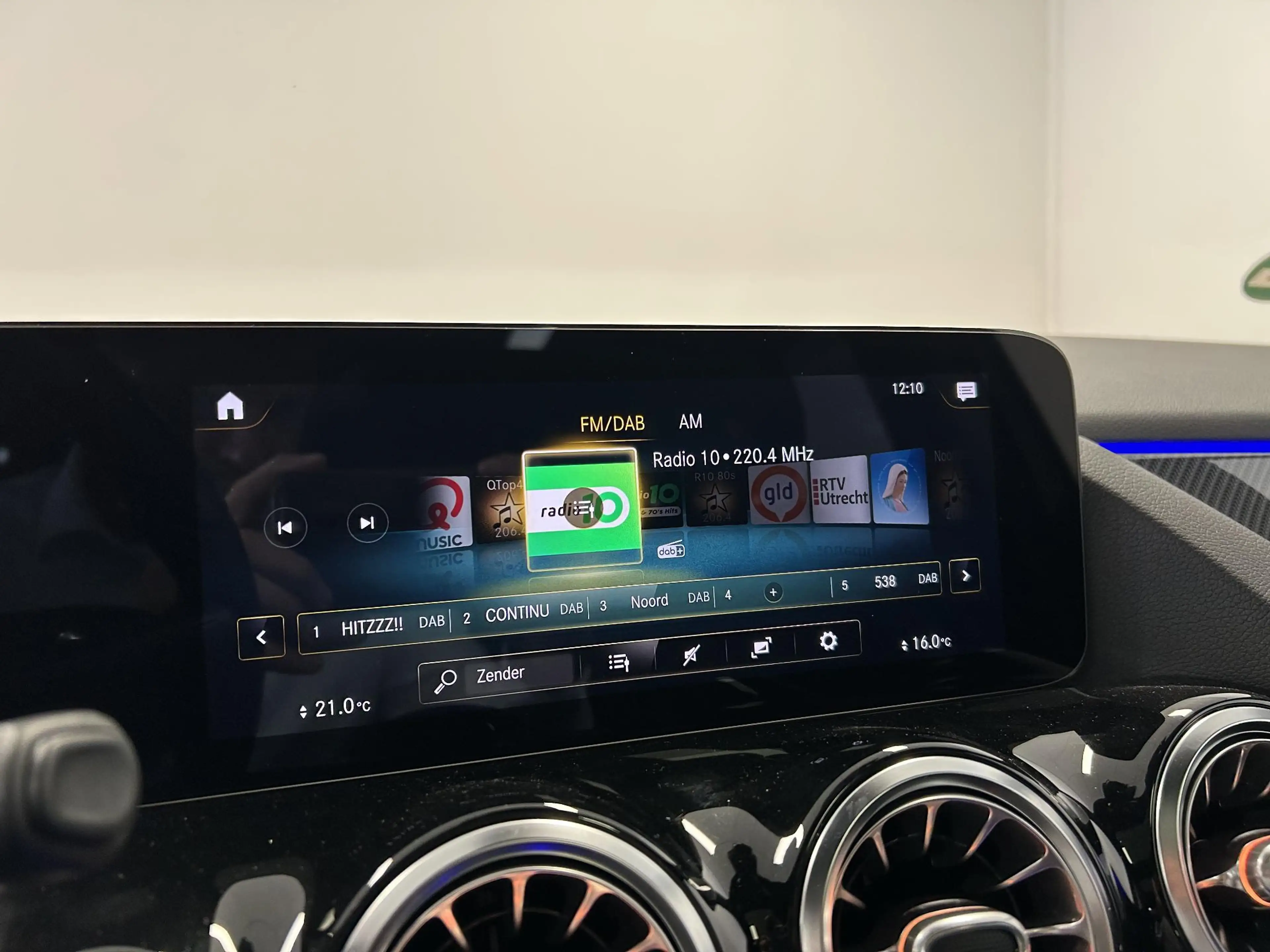 Mercedes-Benz GLA 200 AMG Line | Pano | Trekhaak | Memory | Mat grijs | — photo 38